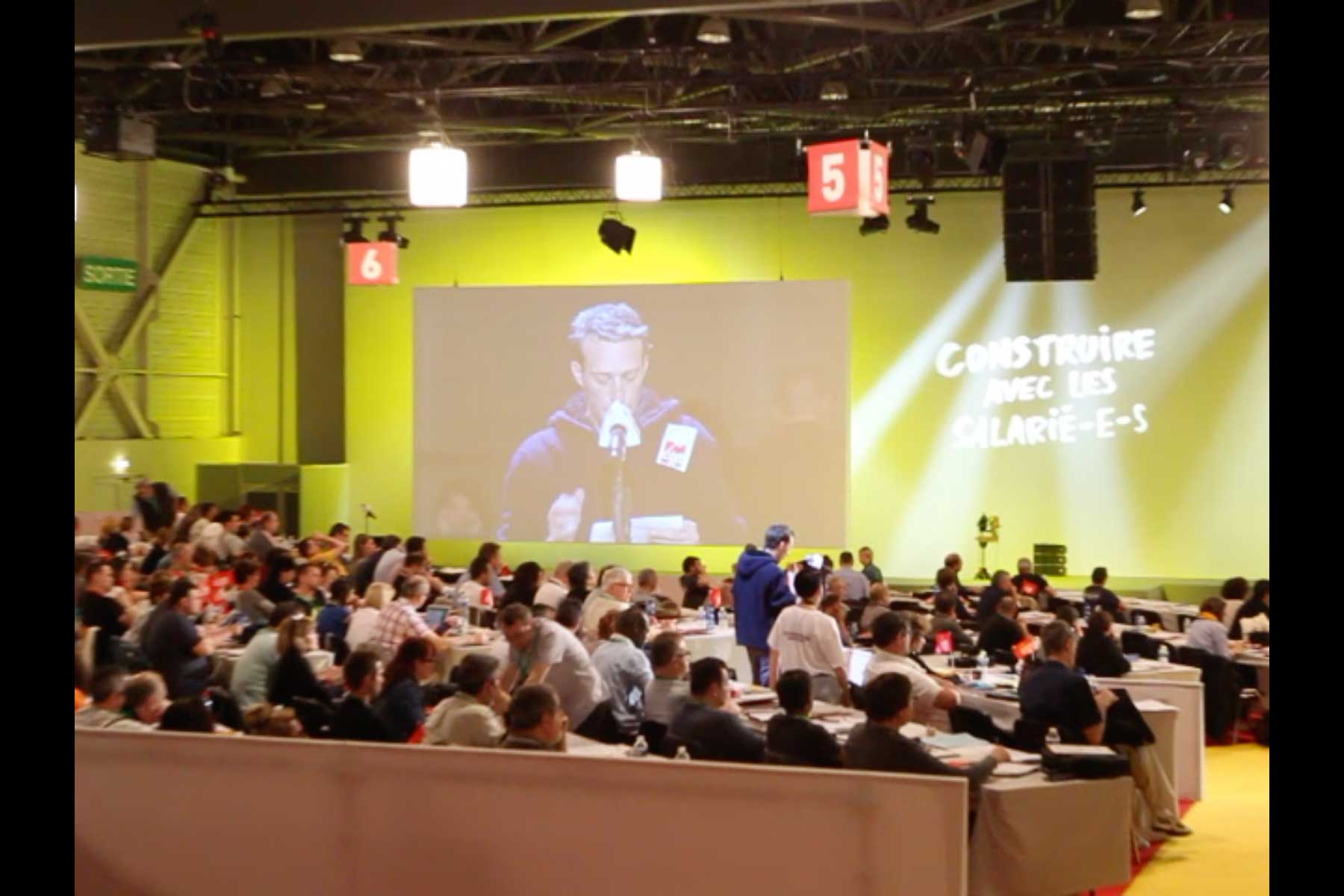 Der Gewerkschafter Emmanuel Roux liest seine Eingabe am Mikrophon vor  Fotografie von Heiko Schäfer