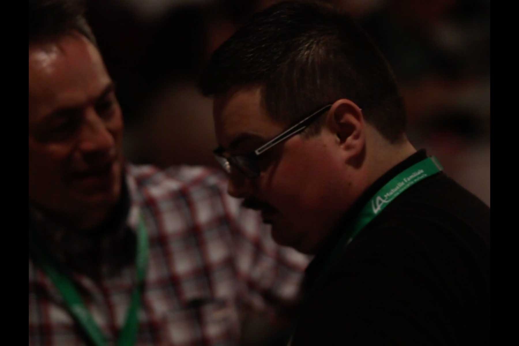 Der Gewerkschafter Tenessee Garcia im Gespräch mit einem anderen Gewerkschafter  Fotografie von Heiko Schäfer