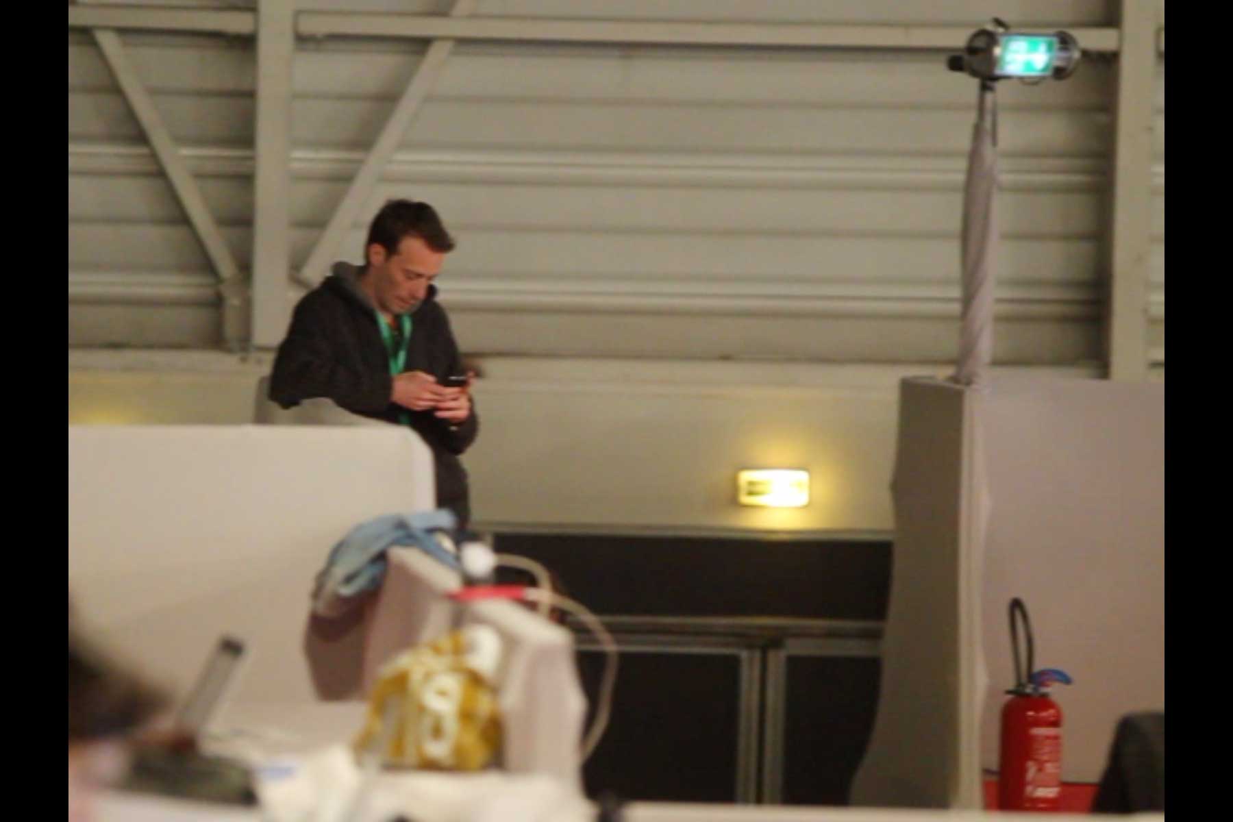 Der Gewerkschafter Emmanuel Roux schaut auf sein Handy auf dem 51. Kongress der CGT  Fotografie von Heiko Schäfer