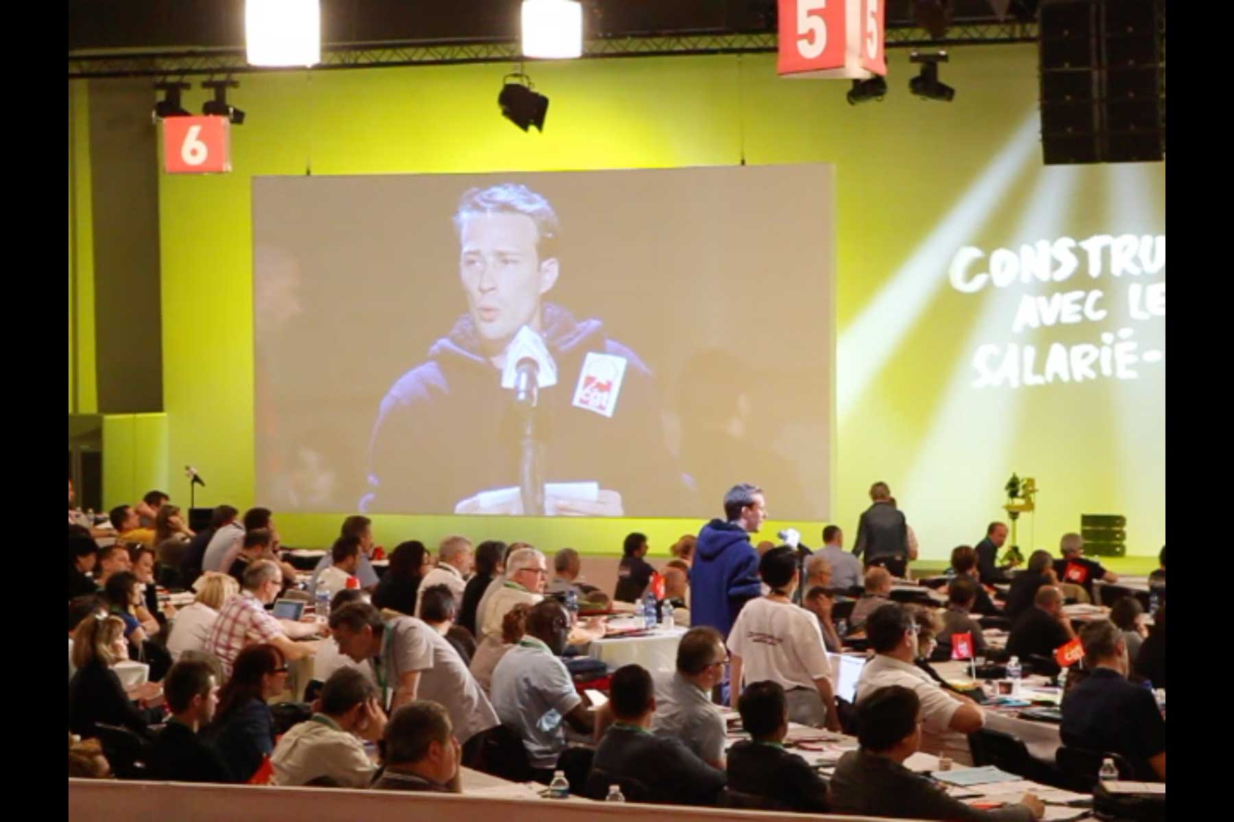 Der Gewerkschafter Emmanuel Roux liest seine Eingabe am Mikrophon vor  Fotografie von Heiko Schäfer