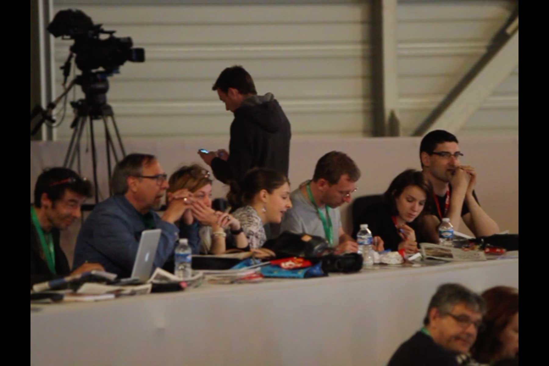 Der Gewerkschafter Emmanuel Roux schaut auf sein Handy auf dem 51. Kongress der CGT  Fotografie von Heiko Schäfer