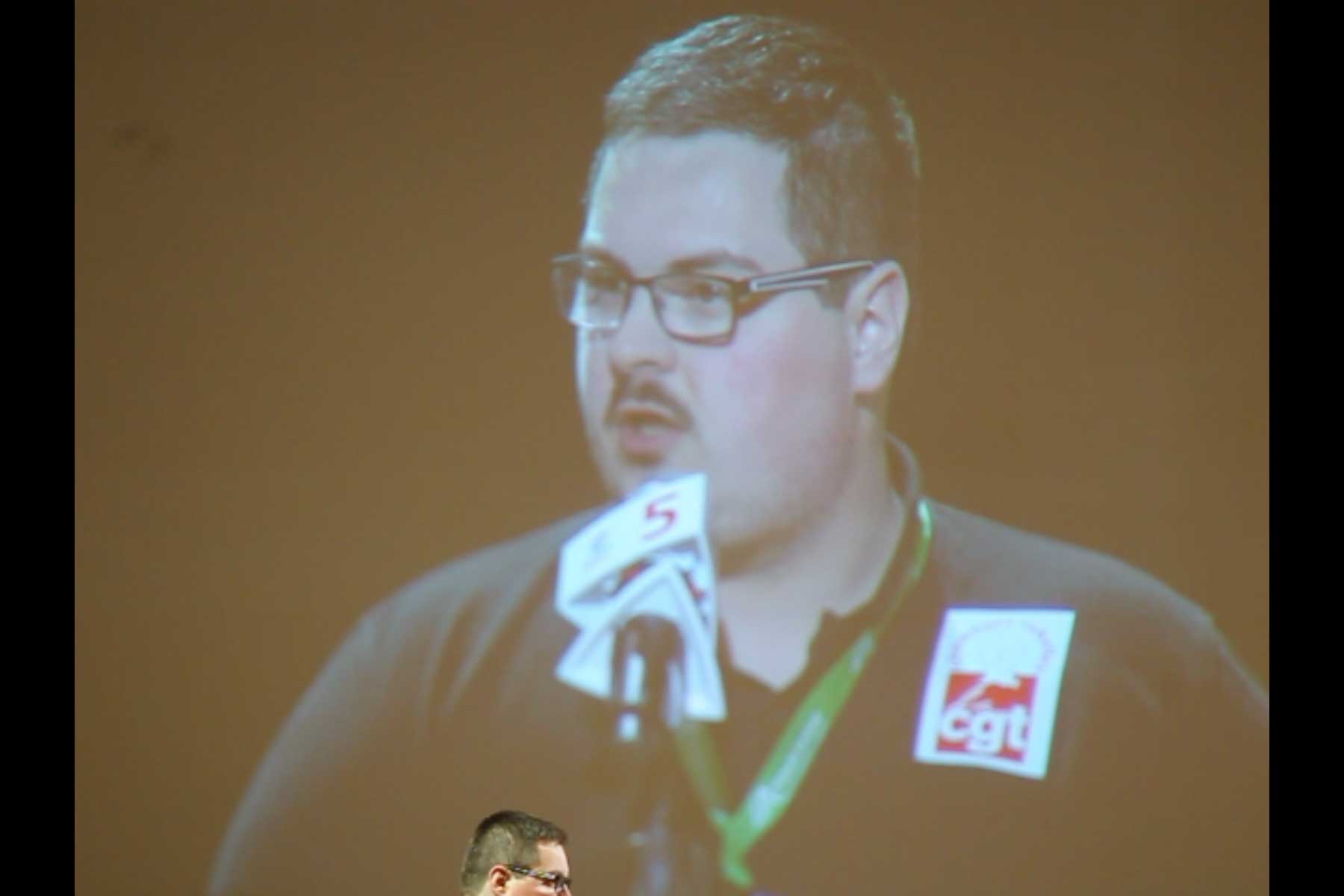 Der Gewerkschafter Tenessee Garcia liest seine Eingabe am Mikrophon vor  Fotografie von Heiko Schäfer