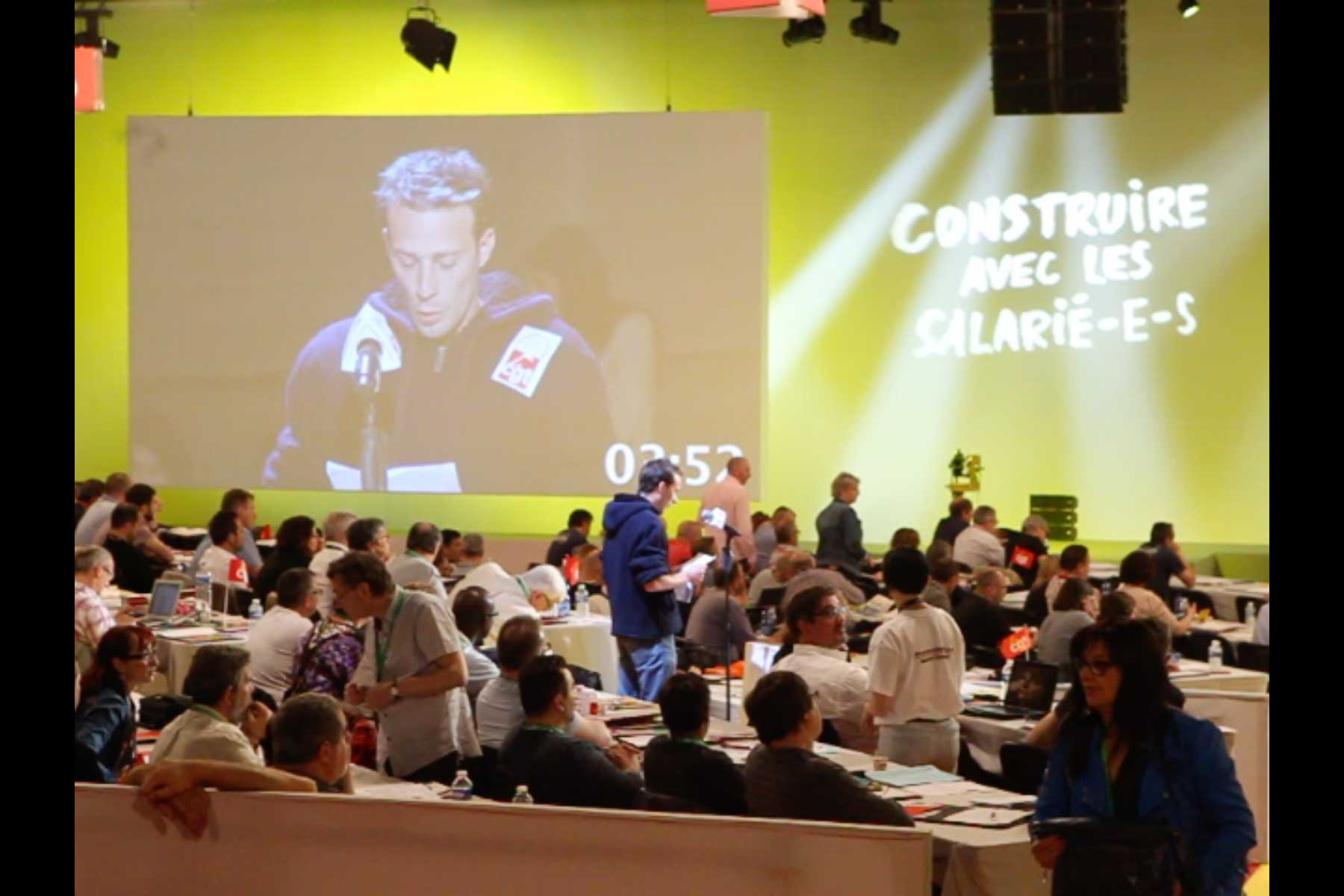 Der Gewerkschafter Emmanuel Roux liest seine Eingabe am Mikrophon vor  Fotografie von Heiko Schäfer