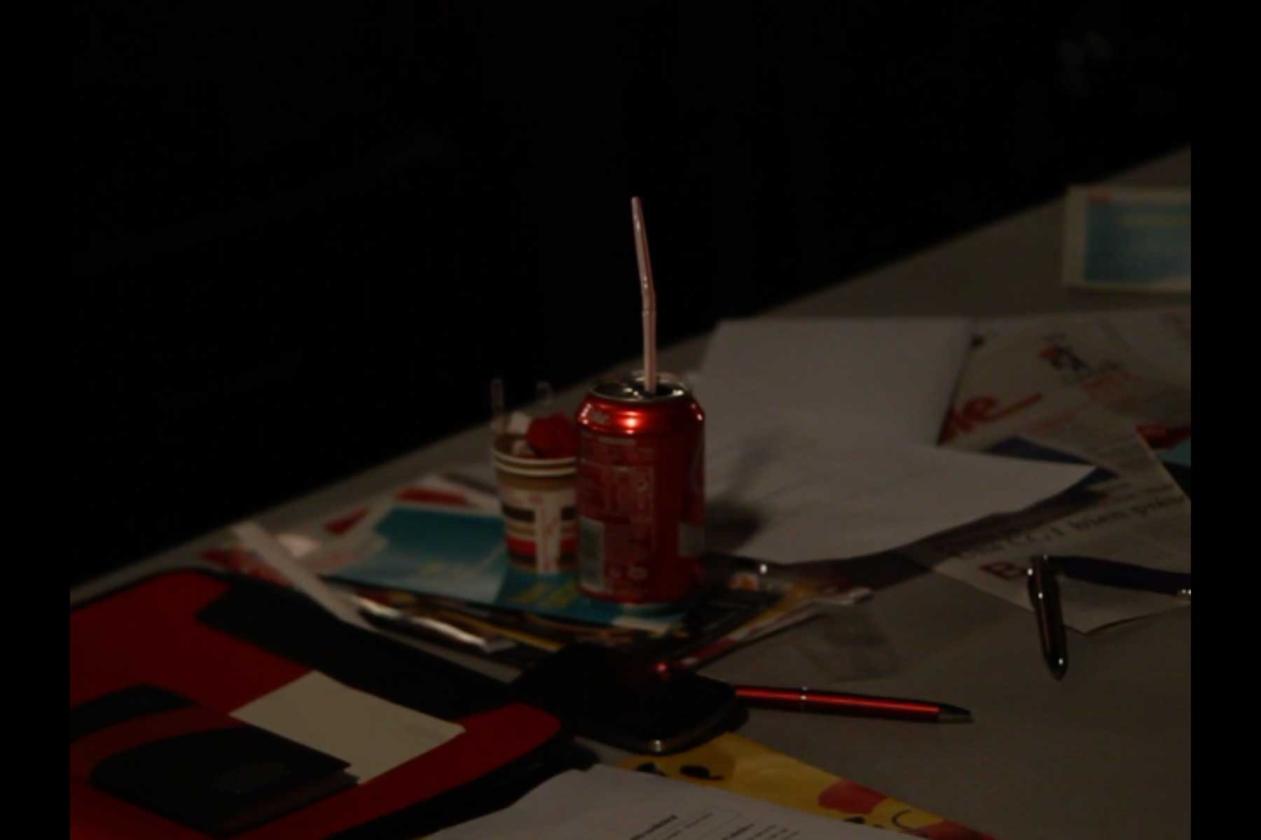 Eine Getränkedose, Zeitungen, Dokumente und Stifte auf einem Tisch auf dem Kongress der CGT  Fotografie von Heiko Schäfer