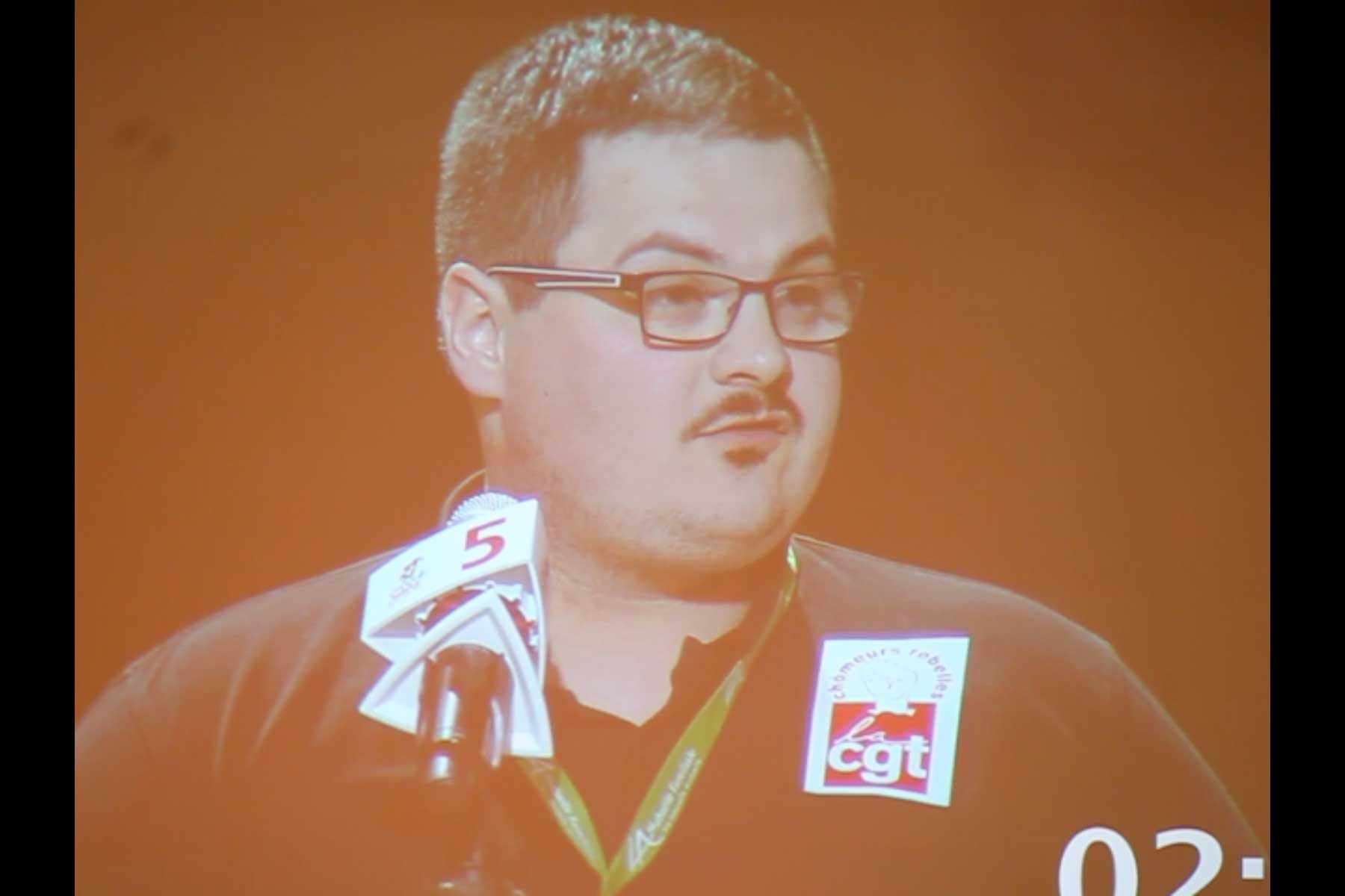 Der Gewerkschafter Tenessee Garcia liest seine Eingabe am Mikrophon vor  Fotografie von Heiko Schäfer