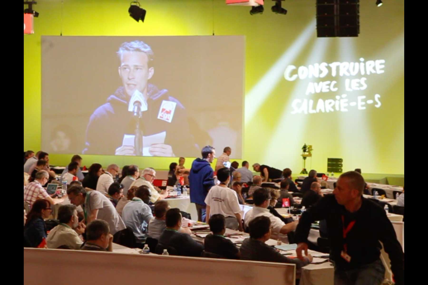 Der Gewerkschafter Emmanuel Roux liest seine Eingabe am Mikrophon vor  Fotografie von Heiko Schäfer