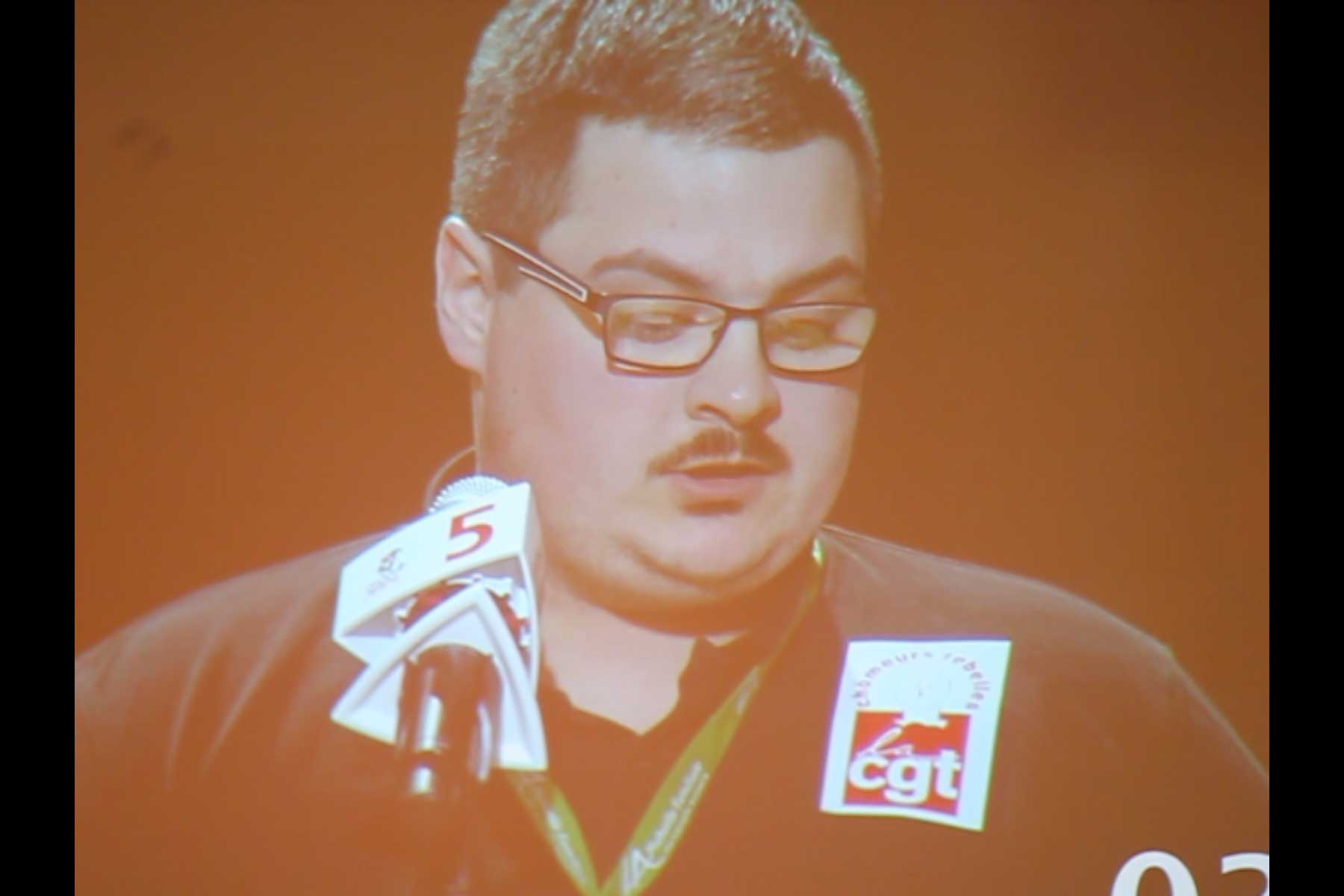 Der Gewerkschafter Tenessee Garcia liest seine Eingabe am Mikrophon vor  Fotografie von Heiko Schäfer