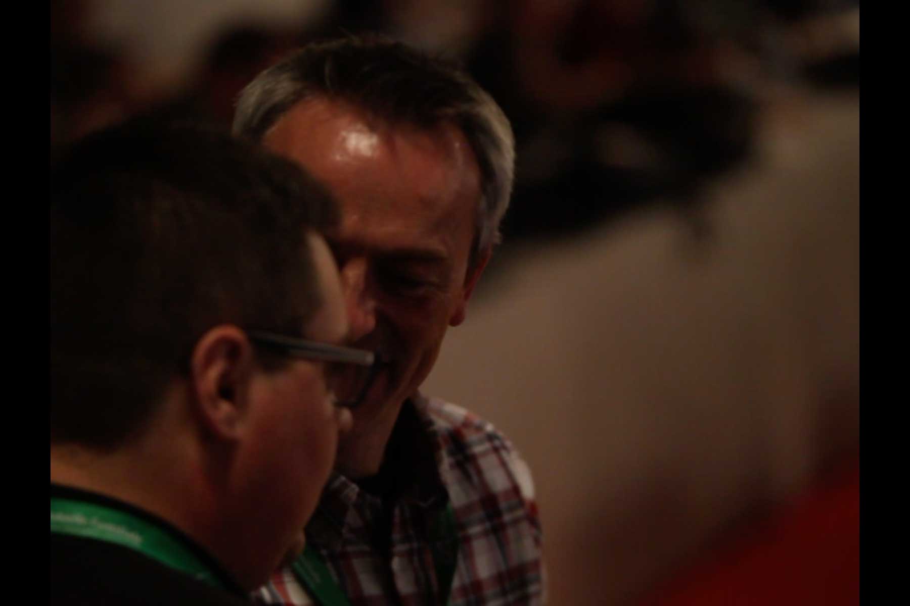 Der Gewerkschafter Tenessee Garcia im Gespräch mit einem anderen Gewerkschafter  Fotografie von Heiko Schäfer