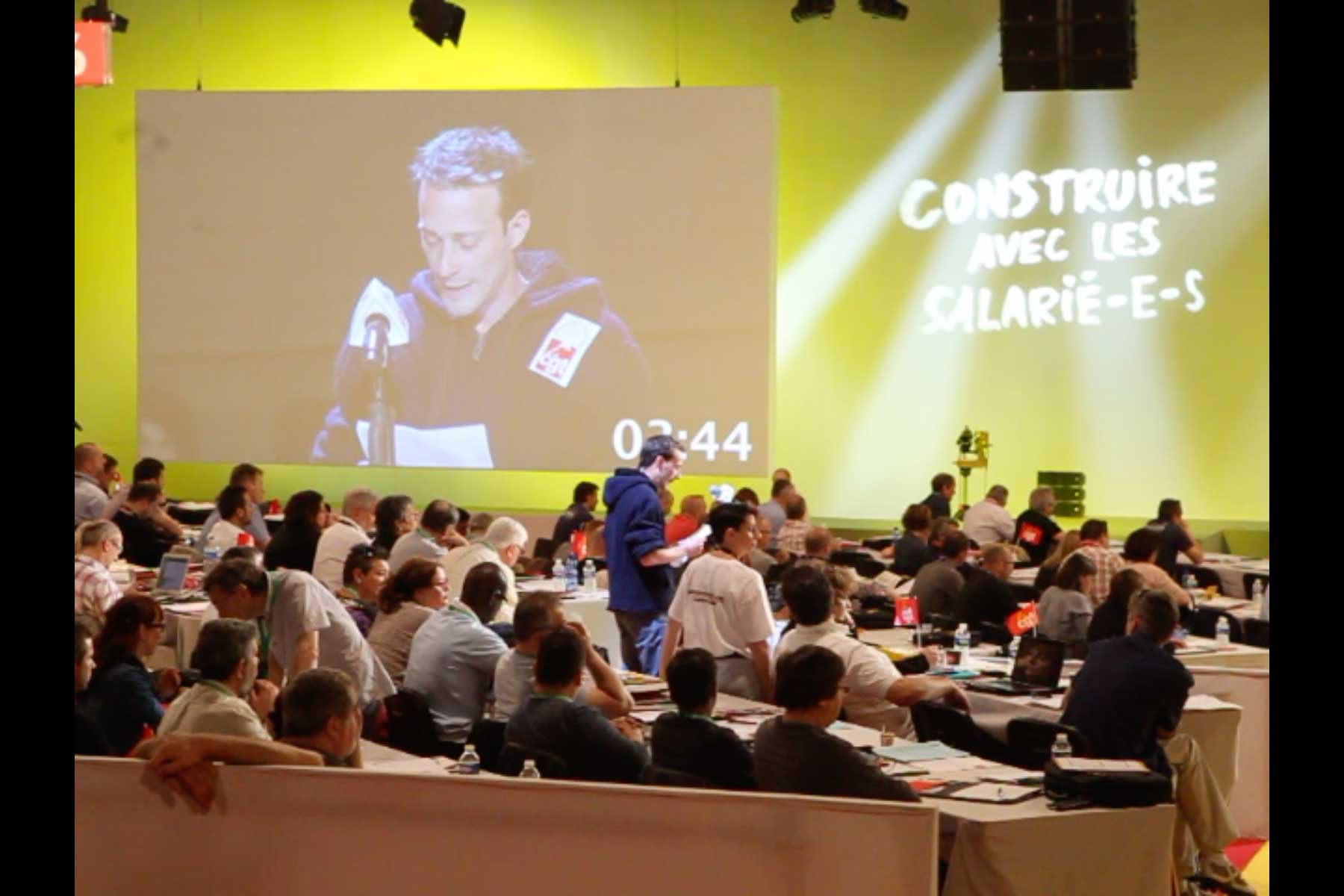 Der Gewerkschafter Emmanuel Roux liest seine Eingabe am Mikrophon vor  Fotografie von Heiko Schäfer