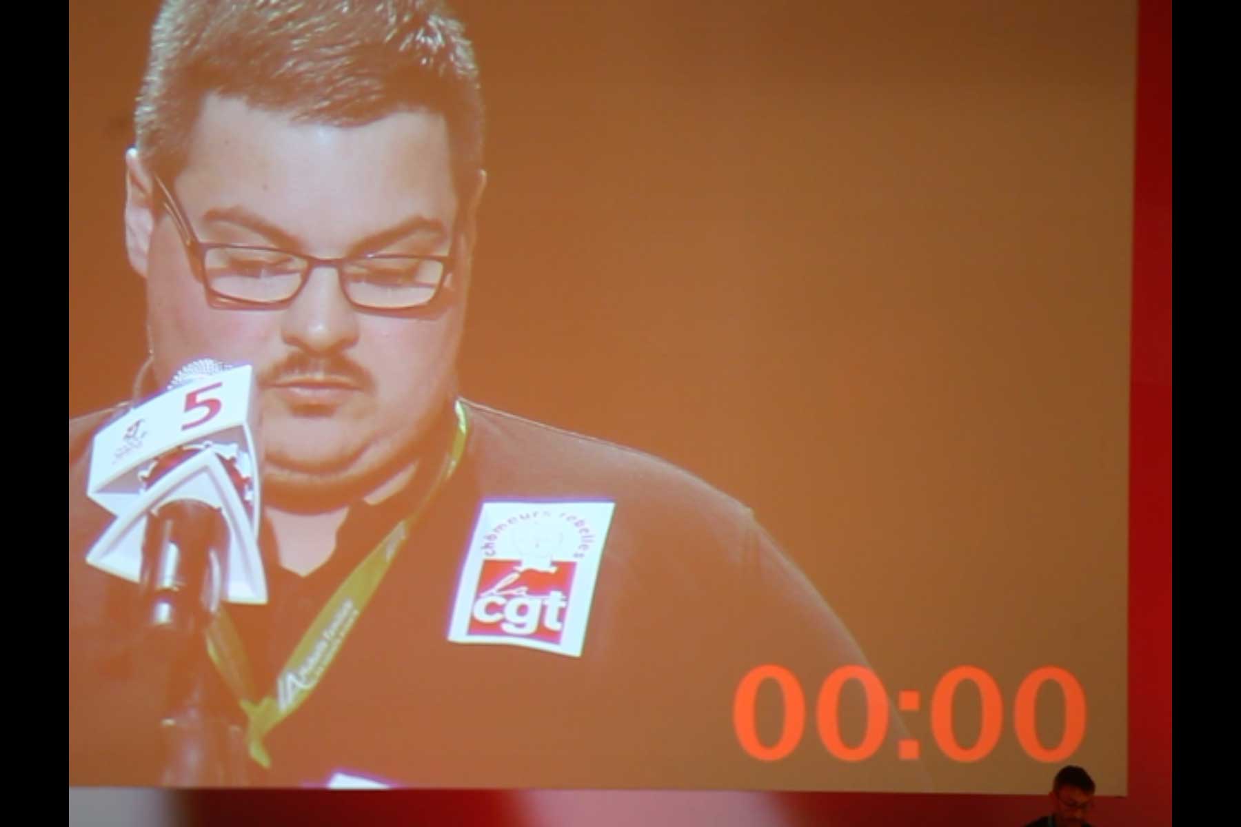 Der Gewerkschafter Tenessee Garcia liest seine Eingabe am Mikrophon vor  Fotografie von Heiko Schäfer