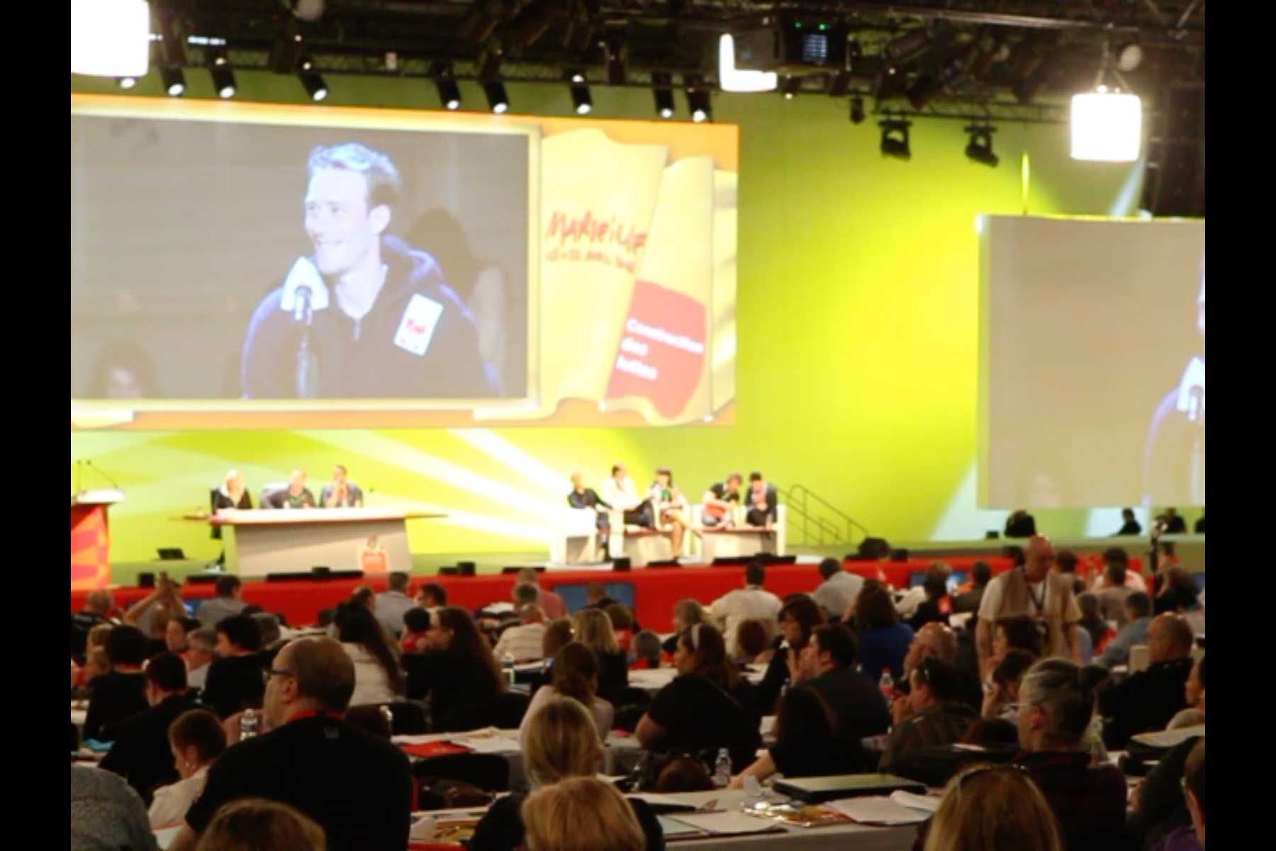 Der Gewerkschafter Emmanuel Roux liest seine Eingabe am Mikrophon vor  Fotografie von Heiko Schäfer