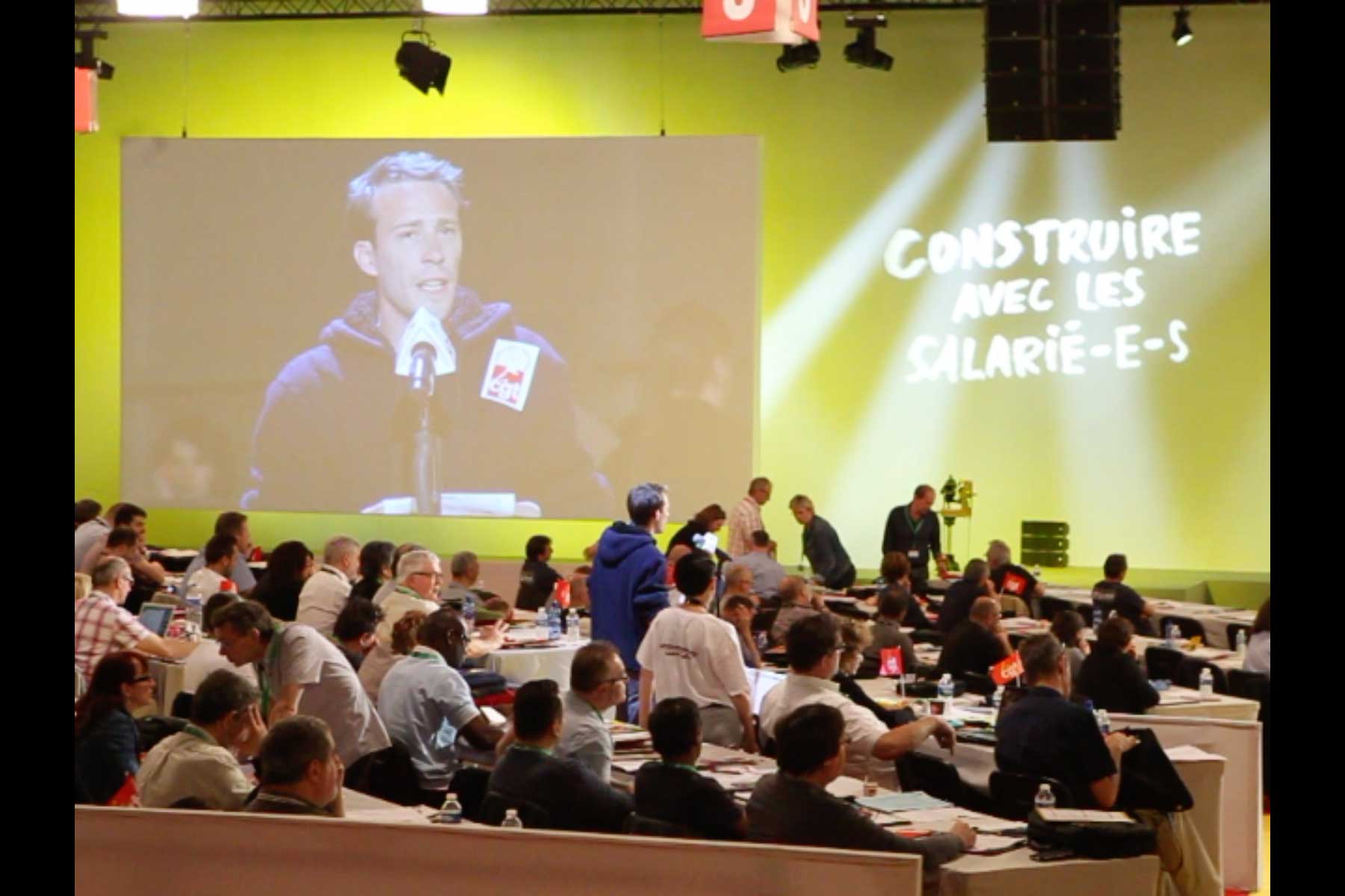 Der Gewerkschafter Emmanuel Roux liest seine Eingabe am Mikrophon vor  Fotografie von Heiko Schäfer