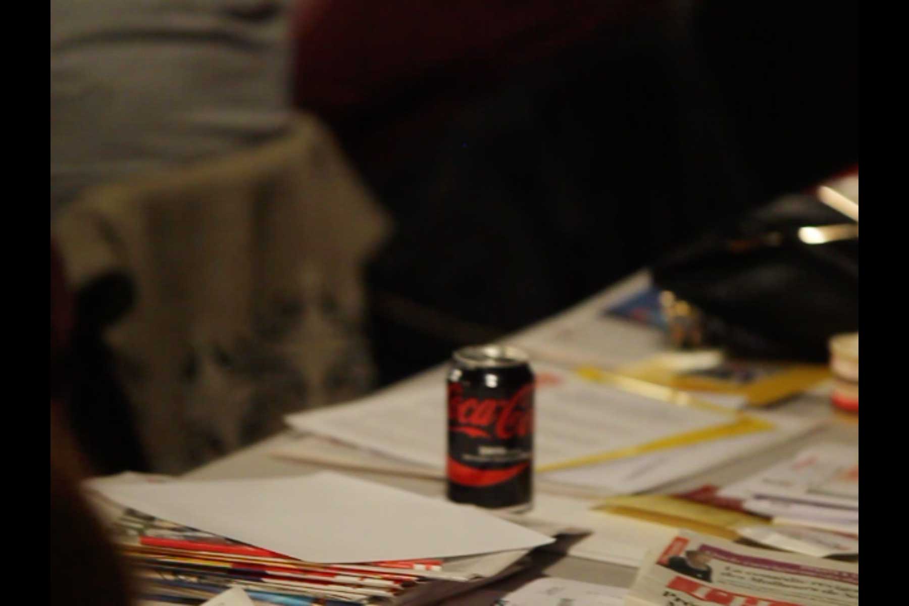 Tisch mit Cola-Dose und Unterlagen und Dokumenten auf dem 51. Kongress der CGT  Fotografie von Heiko Schäfer