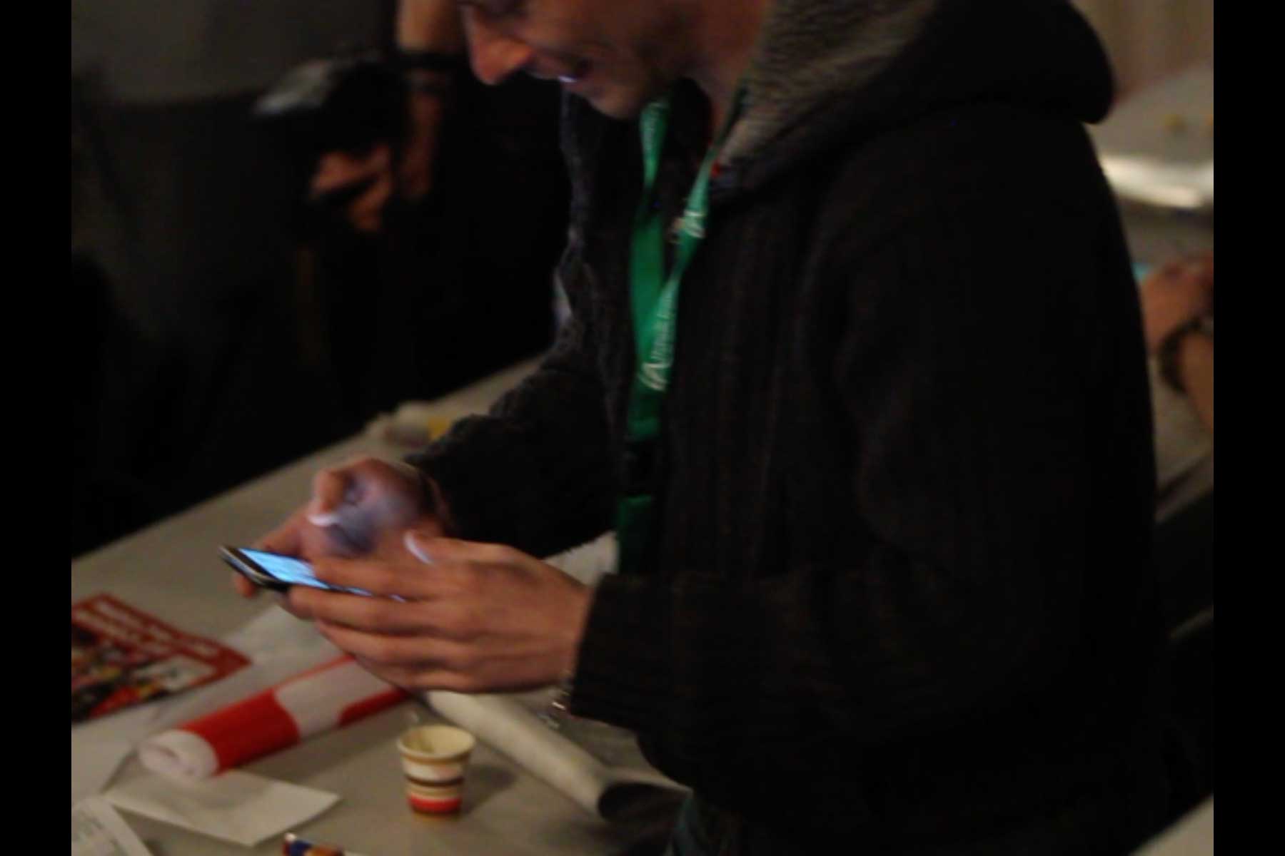 Der Gewerkschafter Emmanuel Roux schaut auf sein Handy auf dem 51. Kongress der CGT  Fotografie von Heiko Schäfer