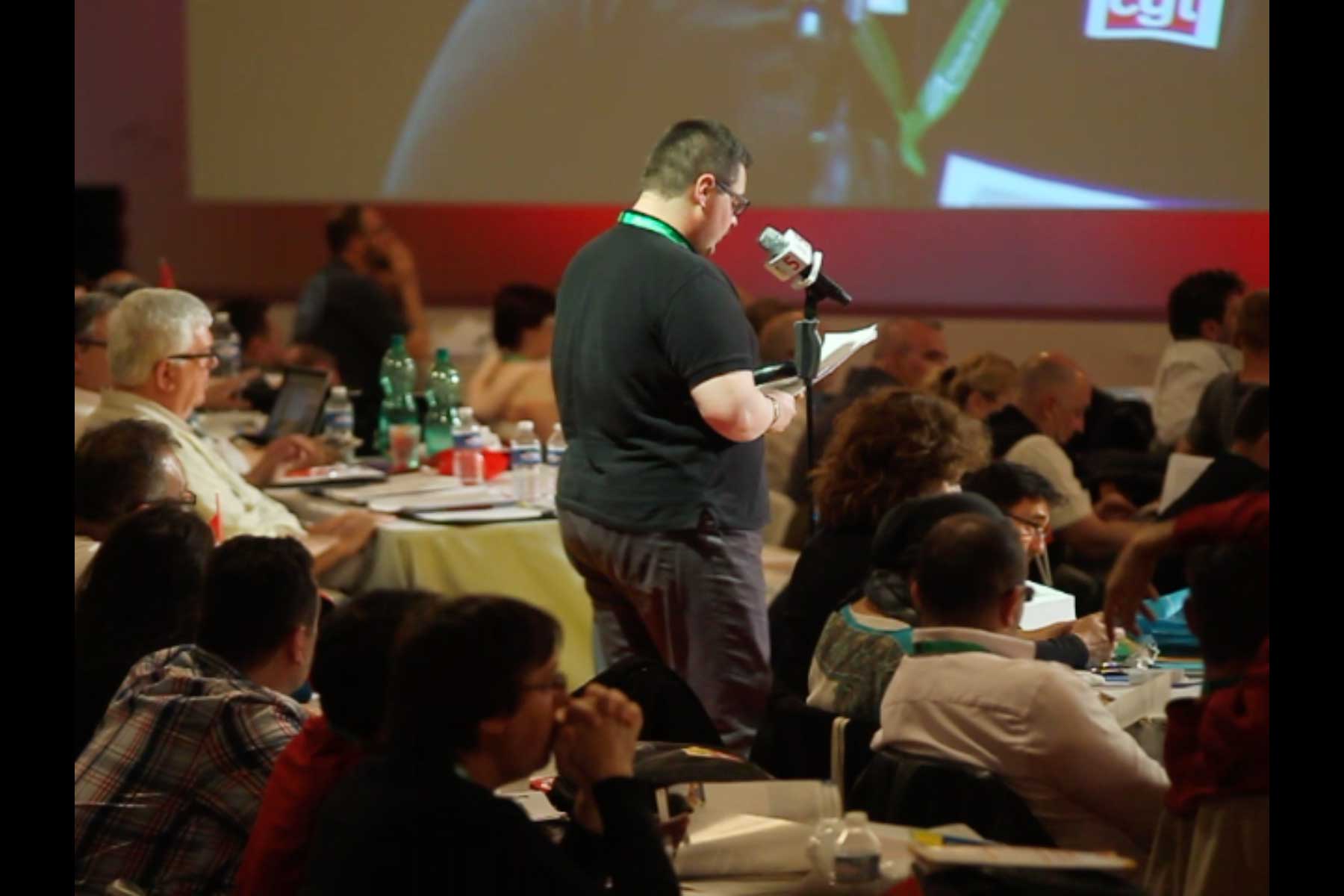 Der Gewerkschafter Tenessee Garcia liest seine Eingabe am Mikrophon vor  Fotografie von Heiko Schäfer