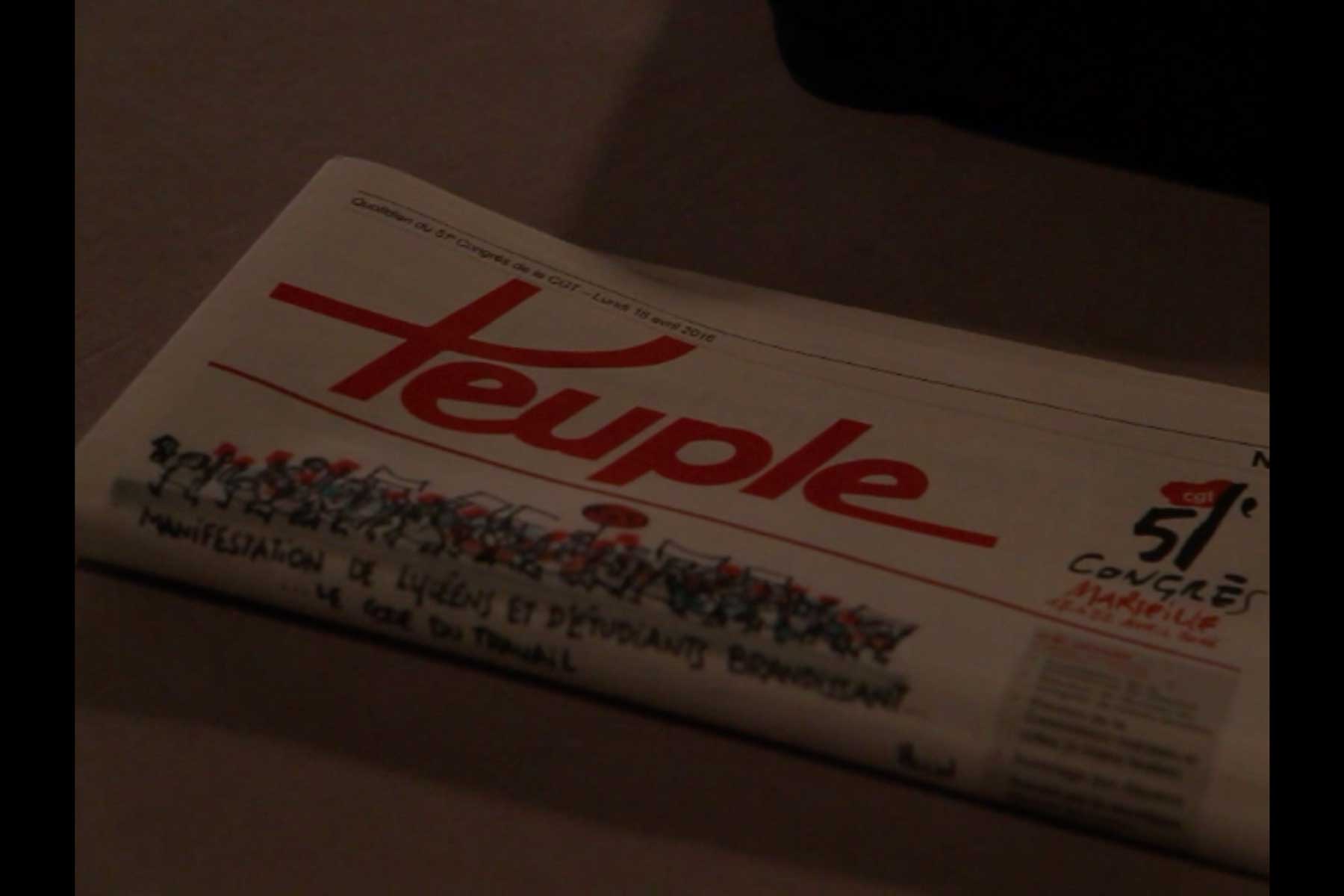 Die Zeitschrift Peuple auf einem Tisch in der Kongresshalle  Fotografie von Heiko Schäfer