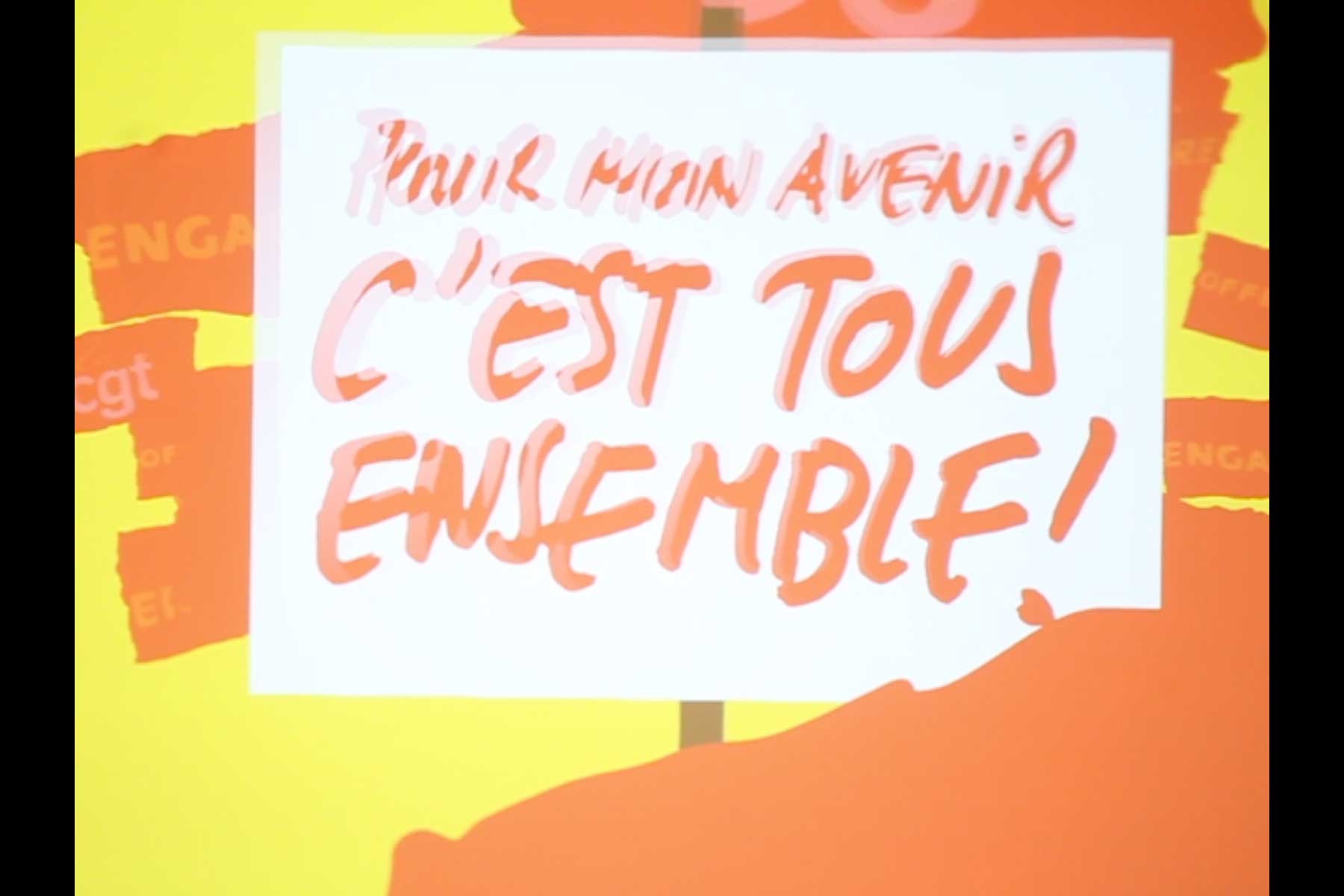 Projektion mit einer Grafik in rot und gelb, die den Slogan 