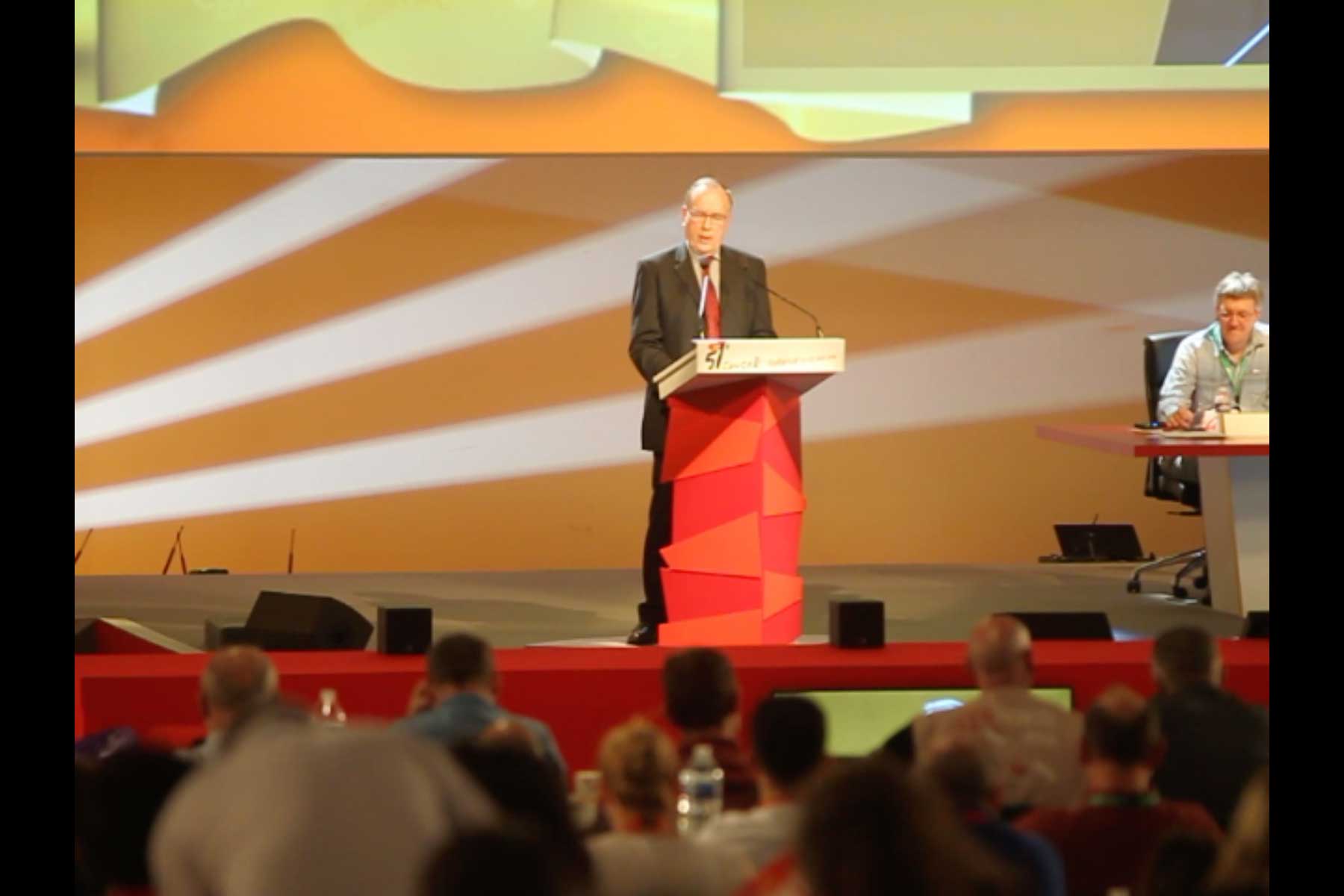 Der Verantwortliche stellt den Finanzbericht der CGT vor  Fotografie von Heiko Schäfer