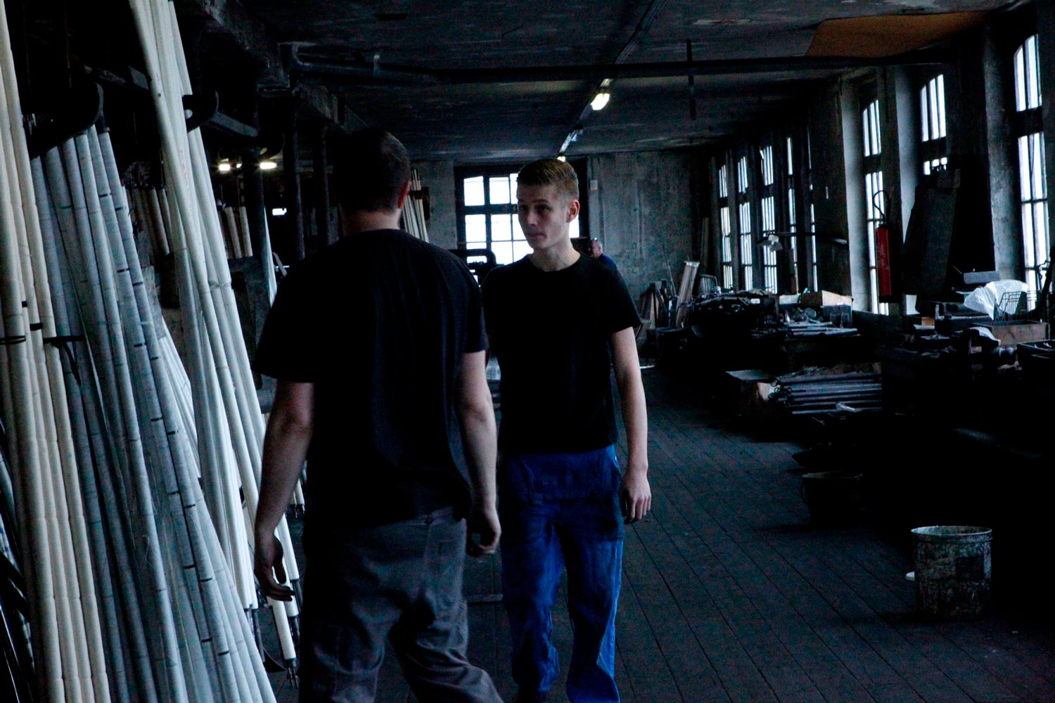 Der junge Textilarbeiter Matthieu läuft in der Textilfirma Codentel  Fotografie von Heiko Schäfer