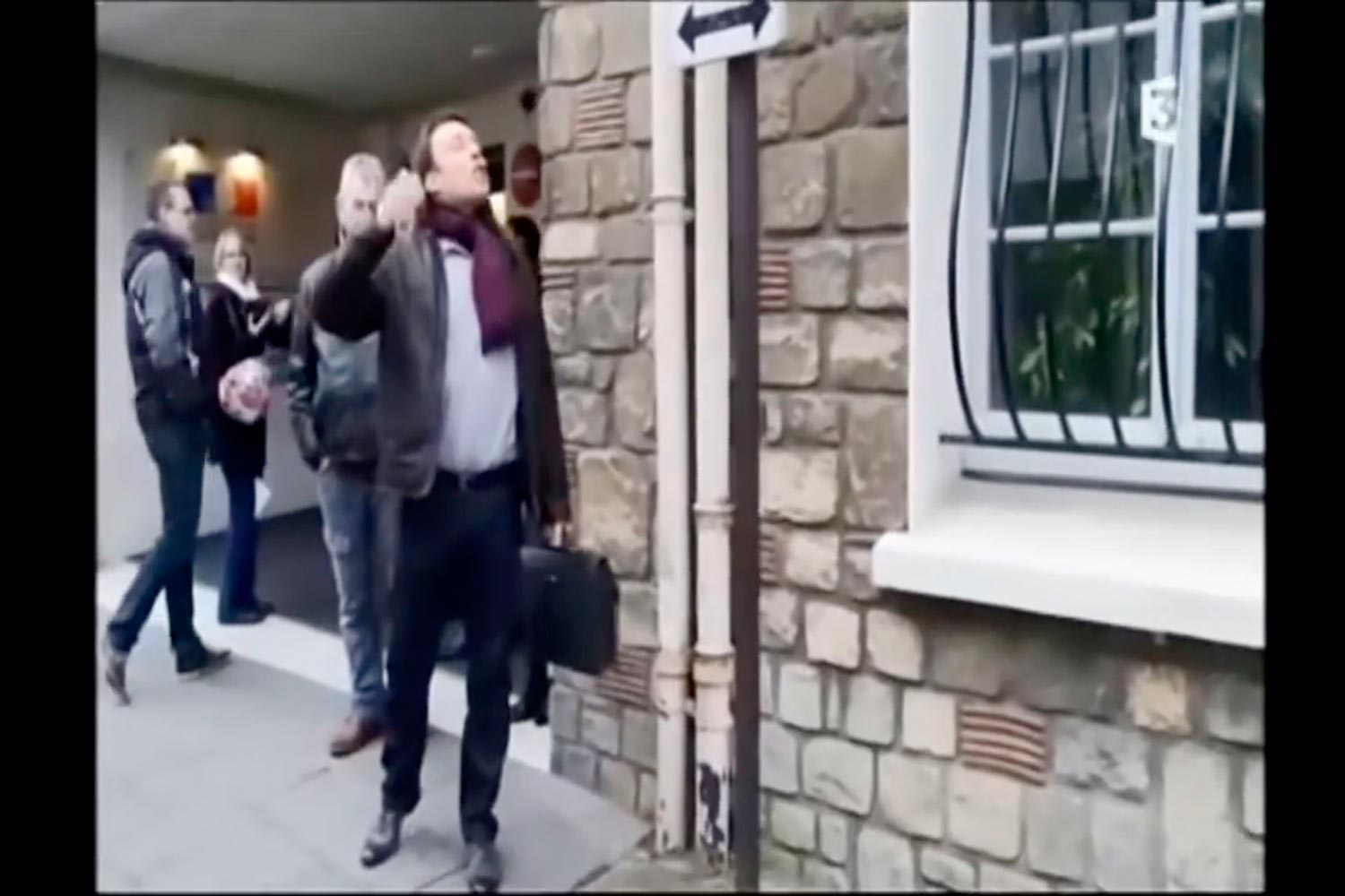 Der Gewerkschafter Sandy schreit auf der Straße vor einem Amtsgebäude  Kunstwerk von Heiko Schäfer