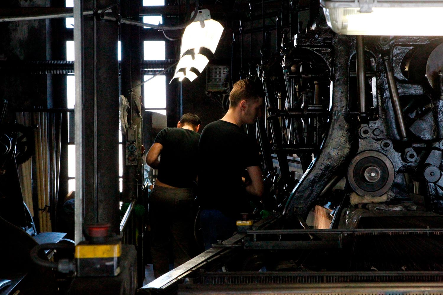 Der junge Arbeiter Matthieu arbeitet mit seinem Vater am Leavers Webstuhl in der Textilfabrik Codentel  Fotografie von Heiko Schäfer