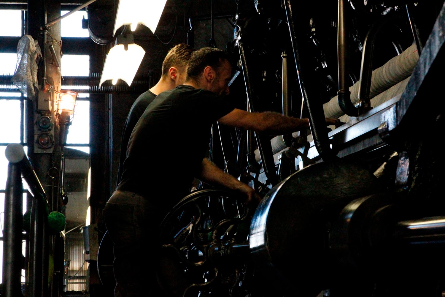 Der junge Arbeiter Matthieu arbeitet mit seinem Vater am Leavers Webstuhl in der Textilfabrik Codentel  Fotografie von Heiko Schäfer