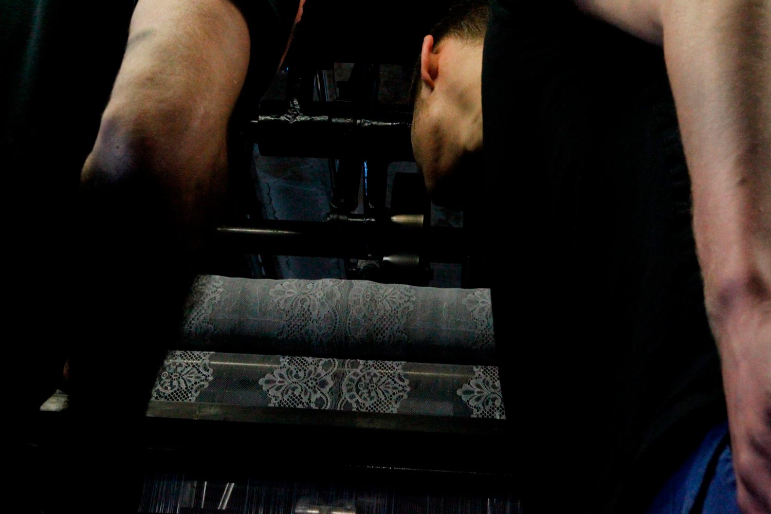 Der junge Arbeiter Matthieu arbeitet mit seinem Vater am Leavers Webstuhl in der Textilfabrik Codentel  Fotografie von Heiko Schäfer