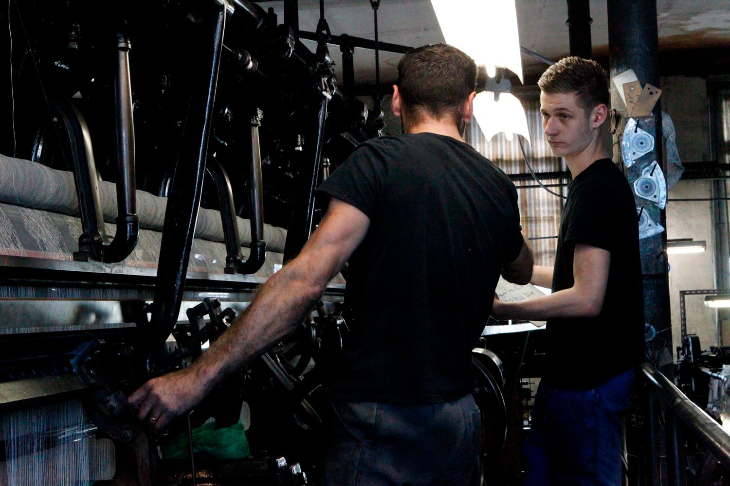 Der junge Arbeiter Matthieu arbeitet mit seinem Vater am Leavers Webstuhl in der Textilfabrik Codentel  Fotografie von Heiko Schäfer