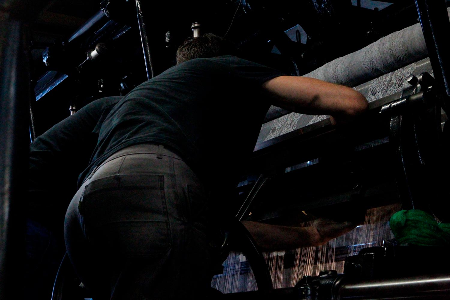 Der junge Arbeiter Matthieu arbeitet mit seinem Vater am Leavers Webstuhl in der Textilfabrik Codentel  Fotografie von Heiko Schäfer