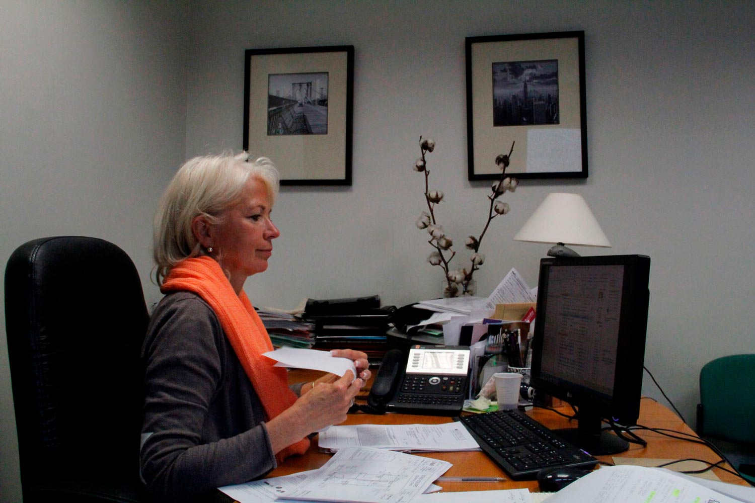 Eine leitende Angestellte im Büro der Textilfirma Codentel  Fotografie von Heiko Schäfer