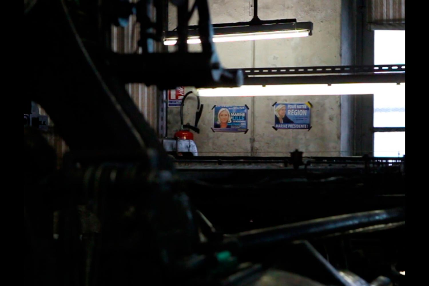 Wahlplakate der Politikerin Marine Le Pen an einer Wand der Textilfirma Codentel  Fotografie von Heiko Schäfer