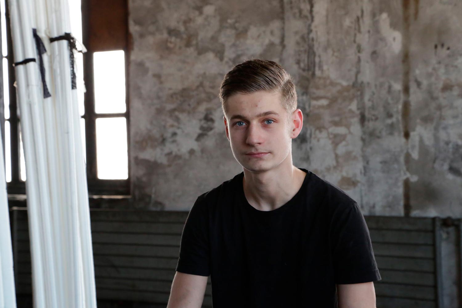 Der junge Arbeiter Matthieu im Interview in einer Halle der Textilfirma Codentel  Fotografie von Heiko Schäfer