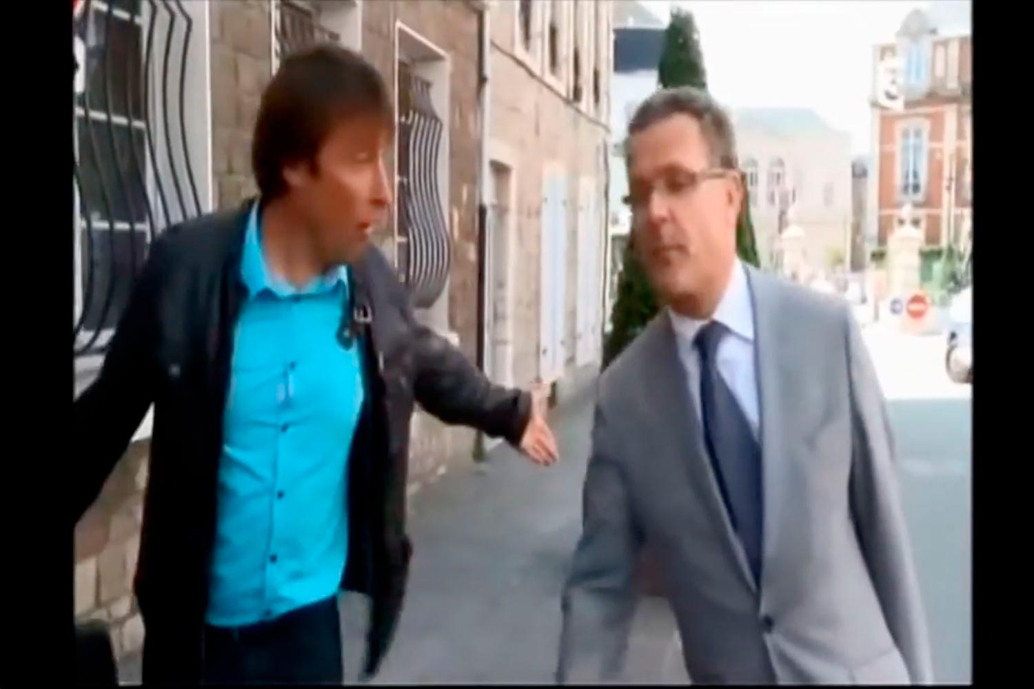 Der Gewerkschafter Sandy streitet auf der Straße mit seinem Anwalt  Kunstwerk von Heiko Schäfer