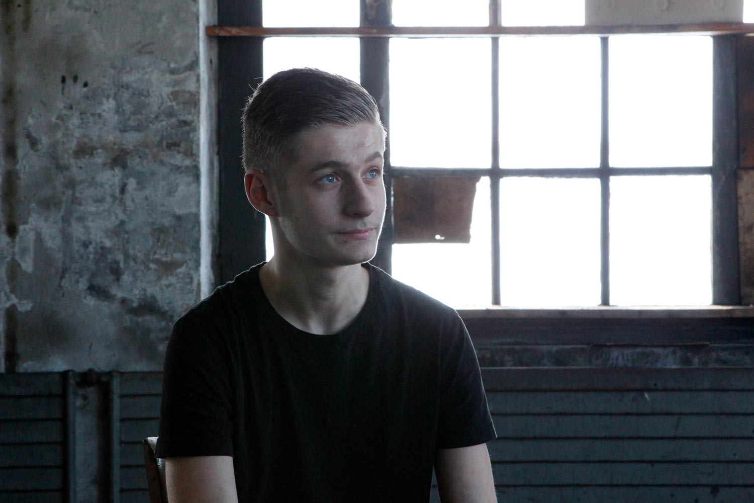 Der junge Arbeiter Matthieu im Interview in einer Halle der Textilfirma Codentel  Fotografie von Heiko Schäfer