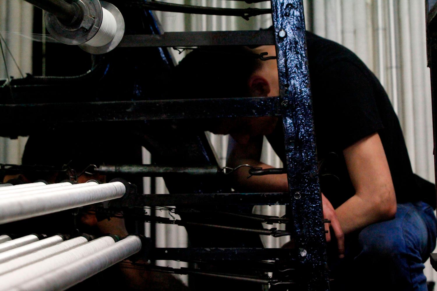 Der junge Arbeiter Matthieu arbeitet mit seinem Vater am Leavers Webstuhl in der Textilfabrik Codentel  Fotografie von Heiko Schäfer