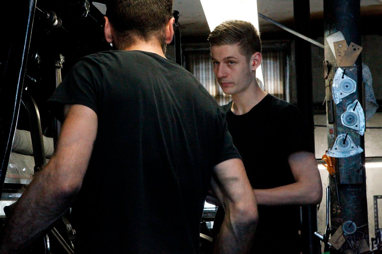 Der junge Arbeiter Matthieu arbeitet mit seinem Vater am Leavers Webstuhl in der Textilfabrik Codentel  Fotografie von Heiko Schäfer