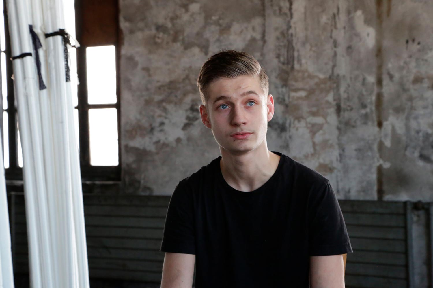 Der junge Arbeiter Matthieu im Interview in einer Halle der Textilfirma Codentel  Fotografie von Heiko Schäfer
