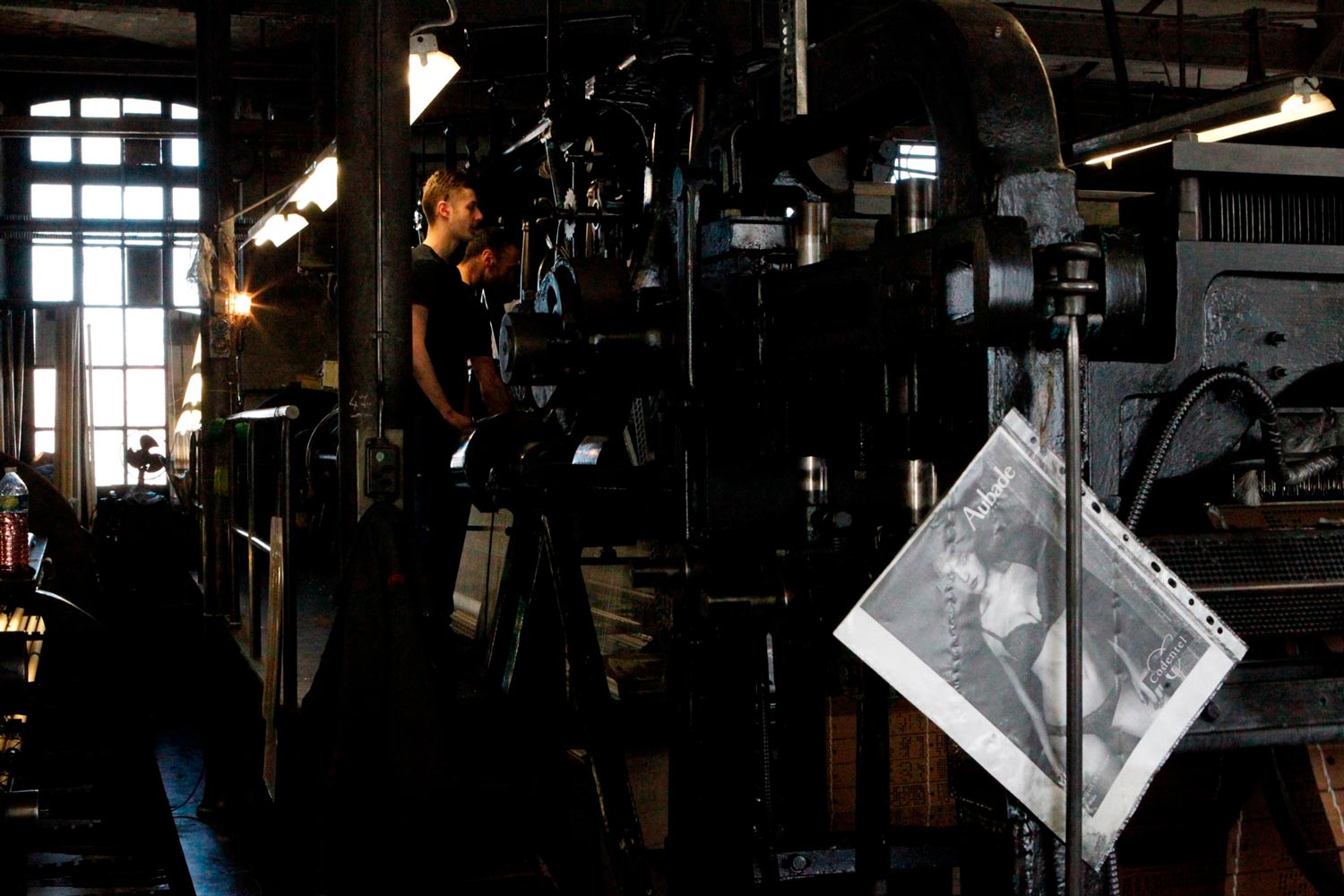 Der junge Arbeiter Matthieu arbeitet mit seinem Vater am Leavers Webstuhl in der Textilfabrik Codentel  Fotografie von Heiko Schäfer