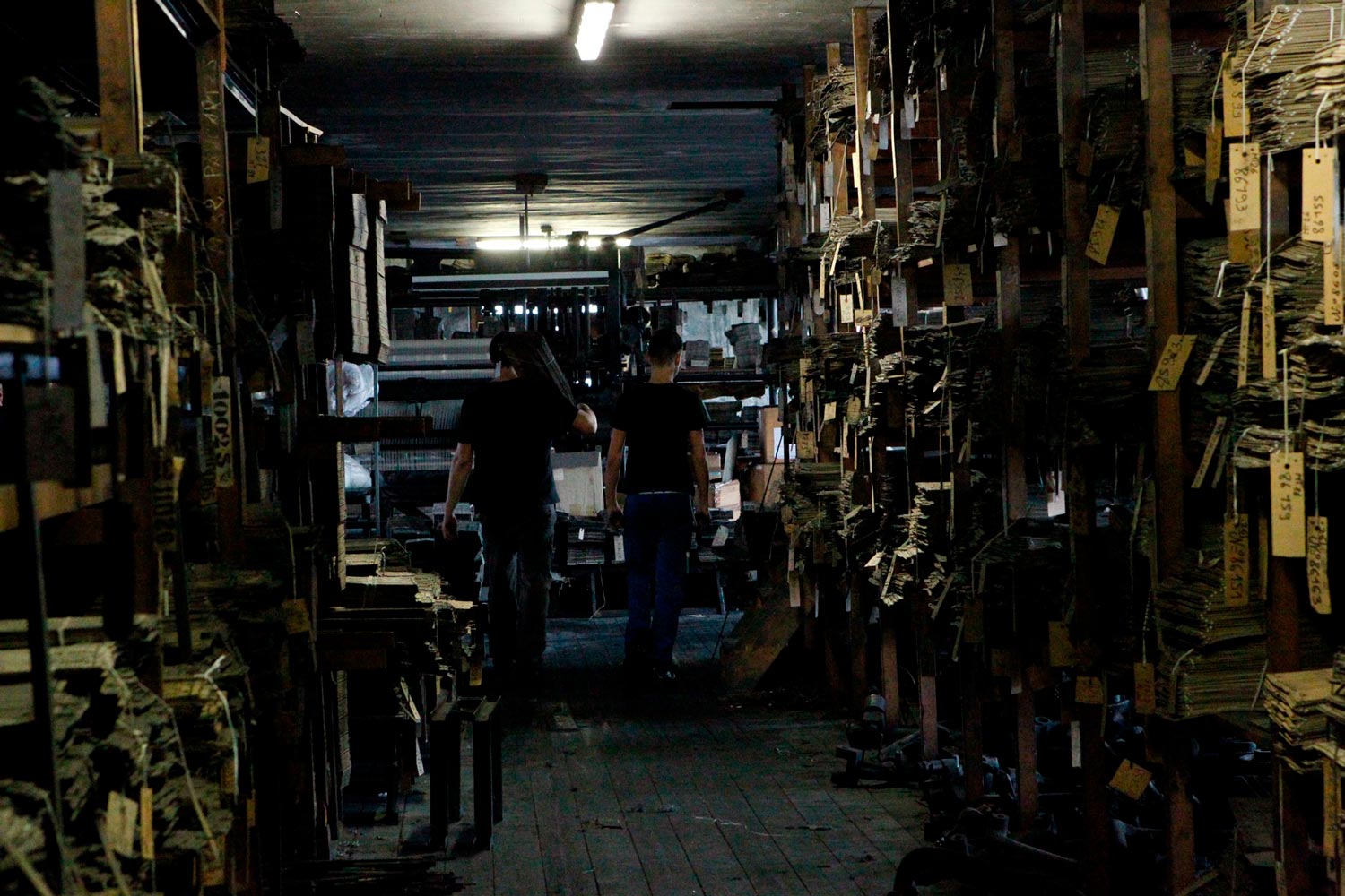 Der junge Arbeiter Matthieu im Lager der Textilfirma Codentel  Fotografie von Heiko Schäfer