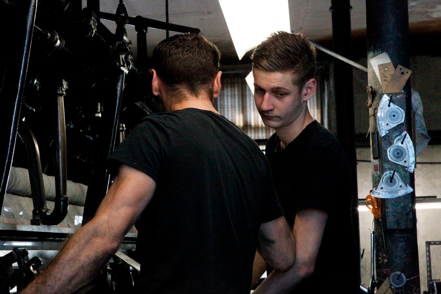 Der junge Arbeiter Matthieu arbeitet mit seinem Vater am Leavers Webstuhl in der Textilfabrik Codentel  Fotografie von Heiko Schäfer