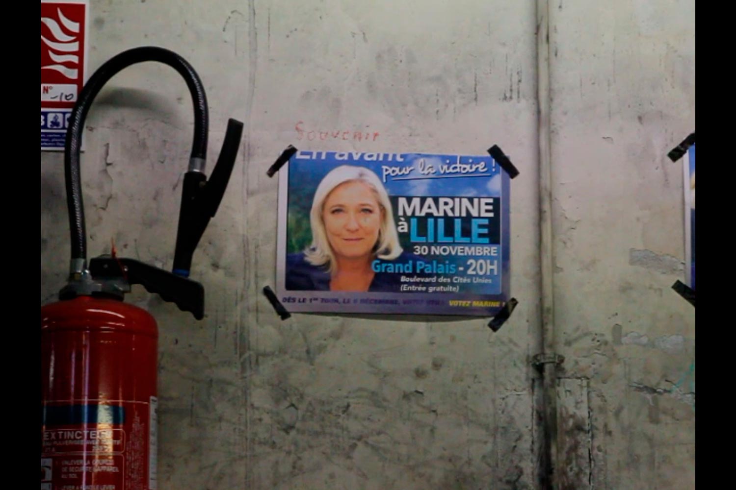 Wahlplakat der Politikerin Marine Le Pen an einer Wand der Textilfirma Codentel  Fotografie von Heiko Schäfer