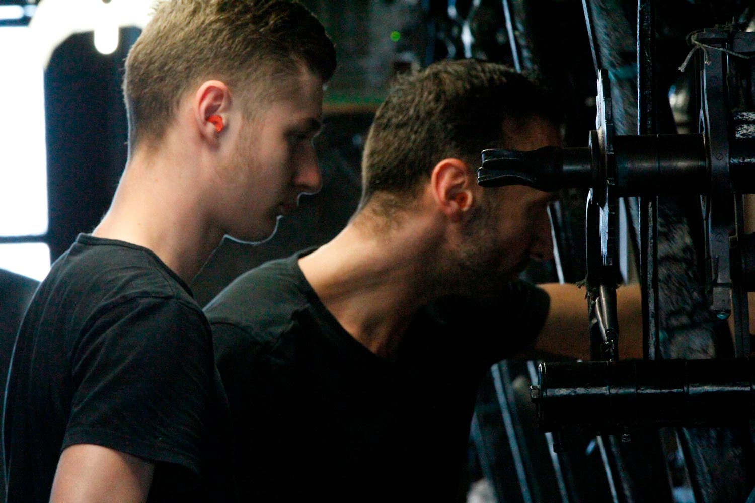 Der junge Arbeiter Matthieu arbeitet mit seinem Vater am Leavers Webstuhl in der Textilfabrik Codentel  Fotografie von Heiko Schäfer