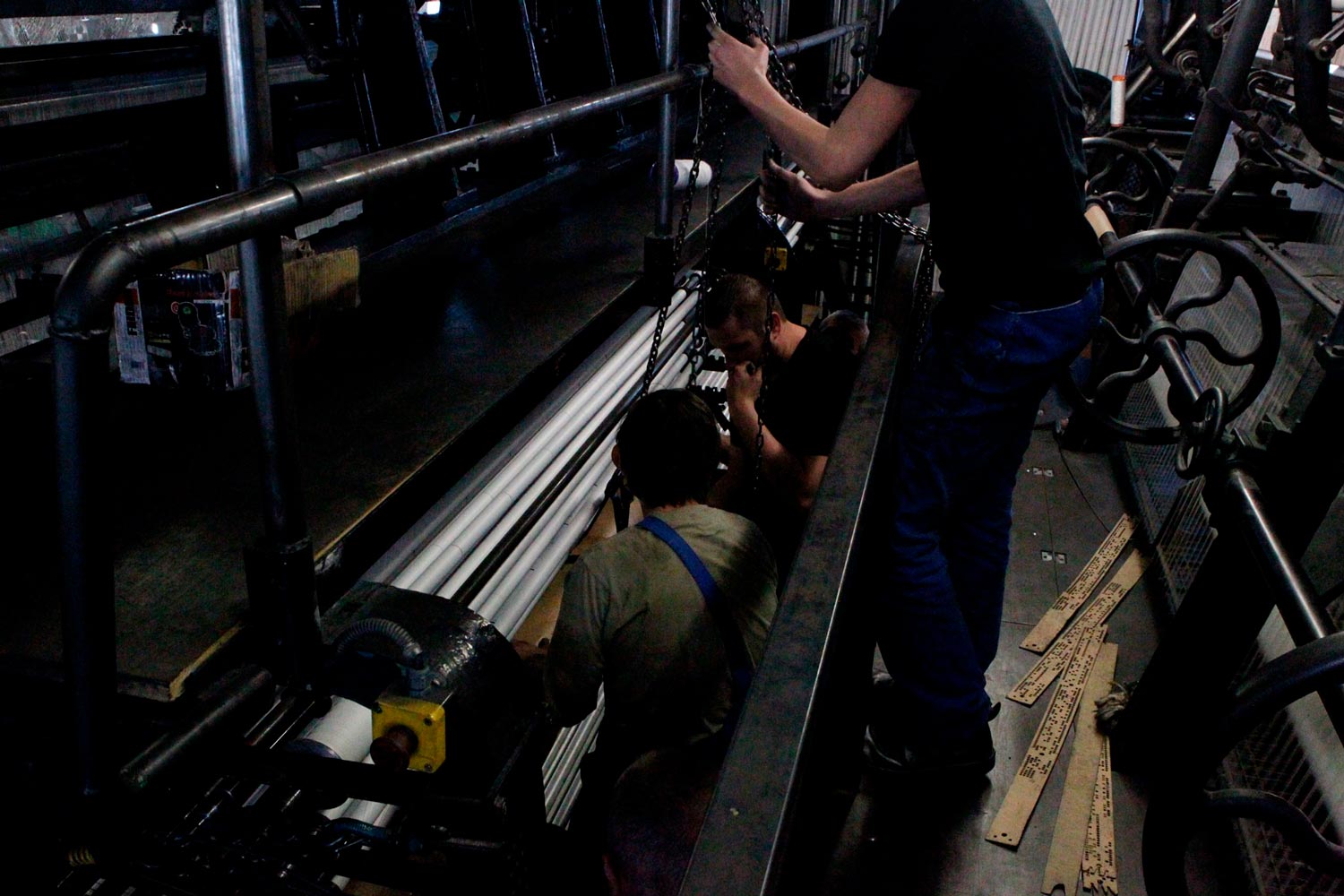 Der junge Arbeiter Matthieu trägt mit anderen Arbeitern eine große Textilspule (Chaine) in die Textilfirma Codentel  Fotografie von Heiko Schäfer