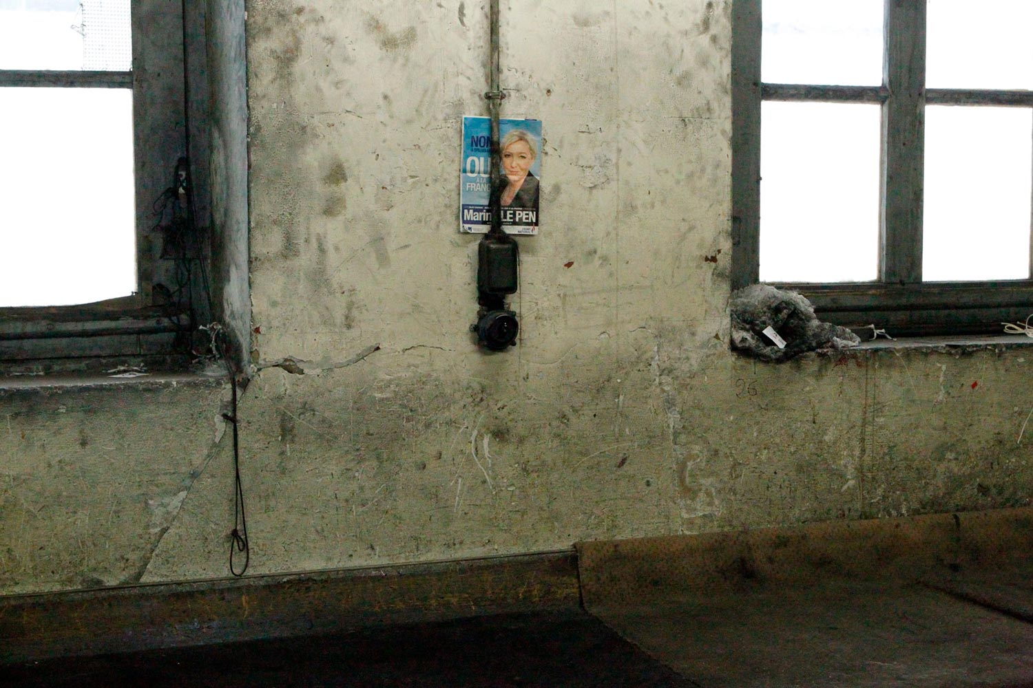 Werbeplakat der Politikerin Marine Le Pen an einer Wand der Textilfabrik Codentel  Fotografie von Heiko Schäfer