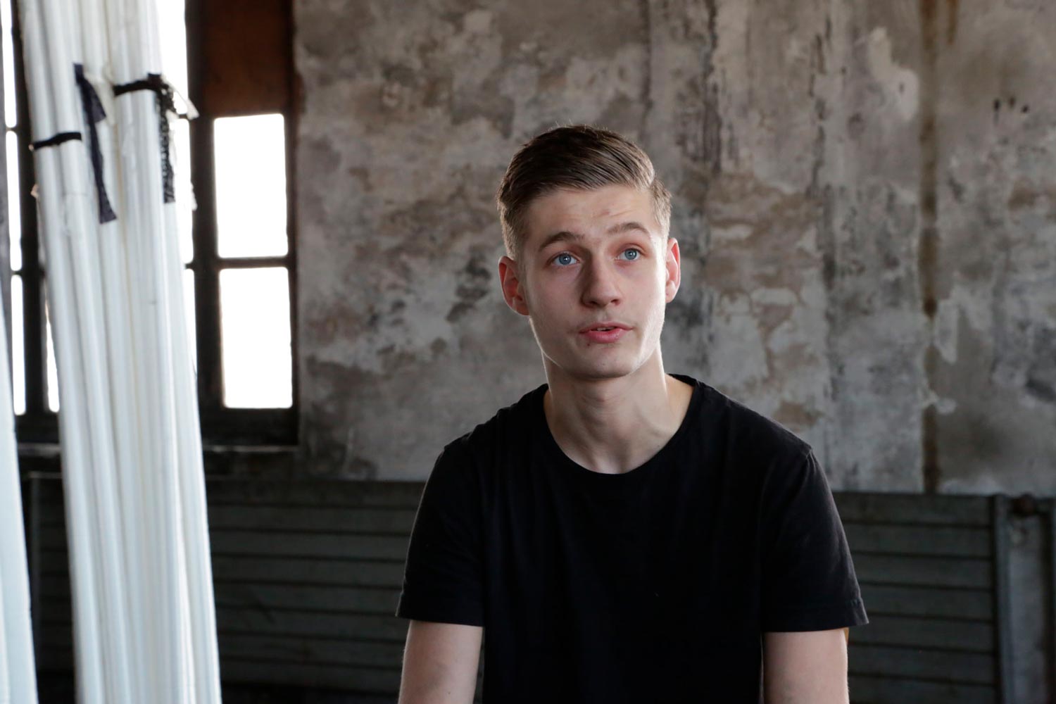 Der junge Arbeiter Matthieu im Interview in einer Halle der Textilfirma Codentel  Fotografie von Heiko Schäfer