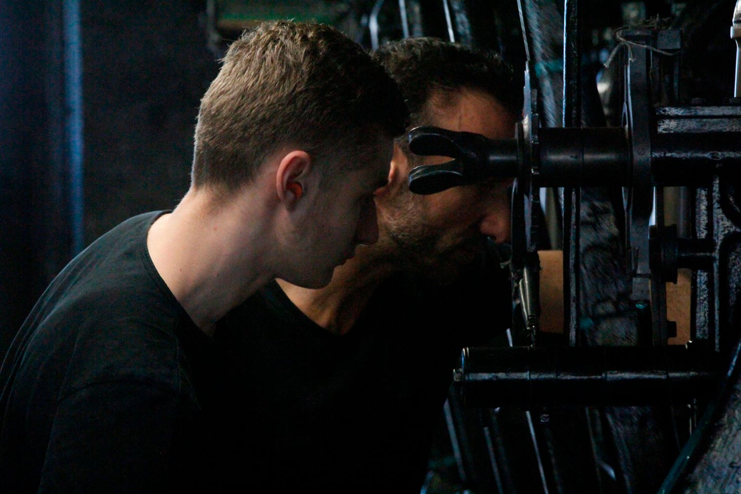 Der junge Arbeiter Matthieu arbeitet mit seinem Vater am Leavers Webstuhl in der Textilfabrik Codentel  Fotografie von Heiko Schäfer