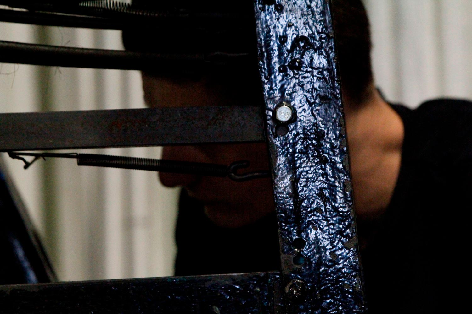 Der junge Arbeiter Matthieu arbeitet mit seinem Vater am Leavers Webstuhl in der Textilfabrik Codentel  Fotografie von Heiko Schäfer