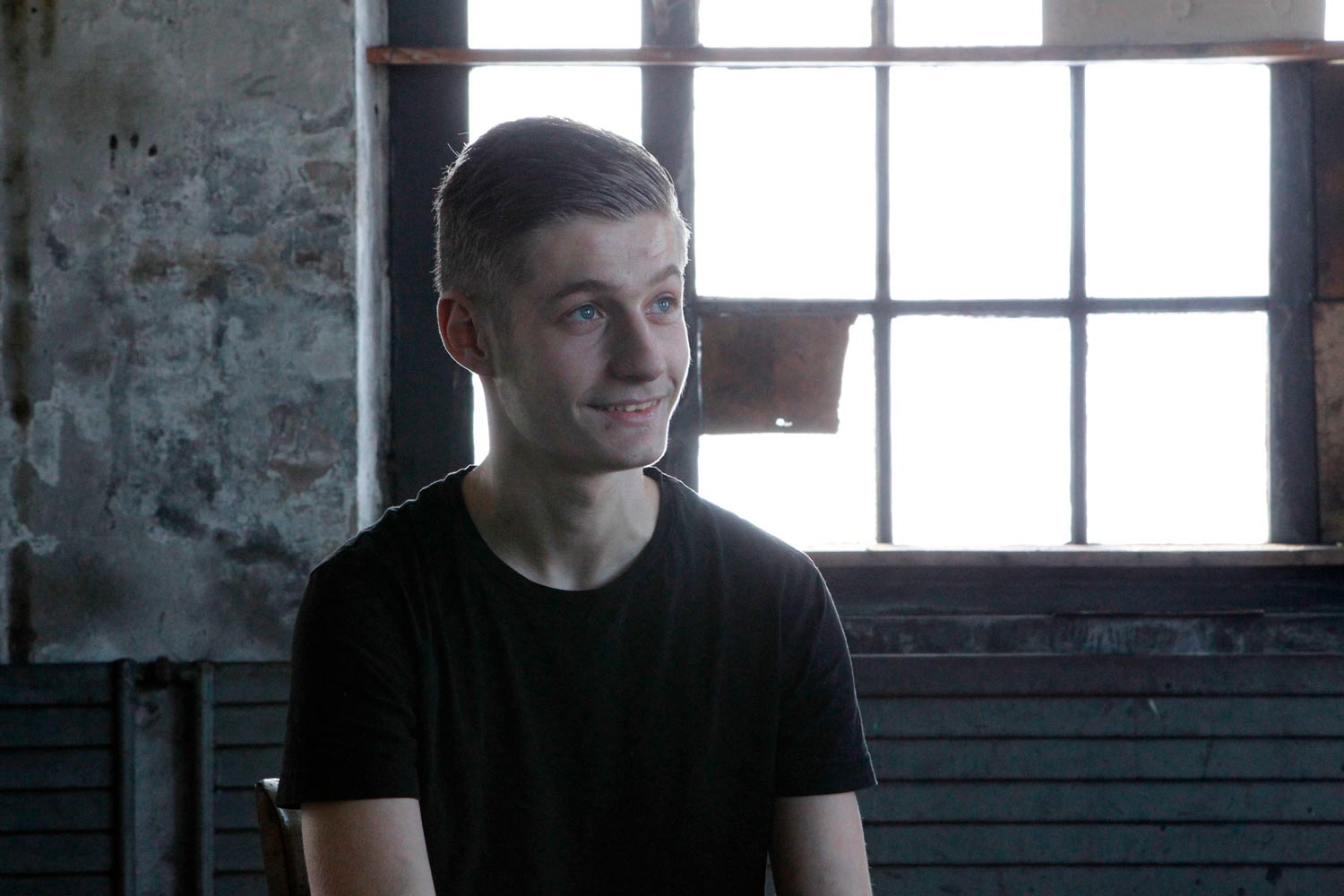 Der junge Arbeiter Matthieu im Interview in einer Halle der Textilfirma Codentel  Fotografie von Heiko Schäfer