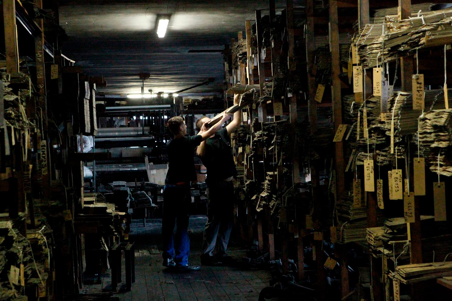 Der junge Arbeiter Matthieu im Lager der Textilfirma Codentel  Fotografie von Heiko Schäfer