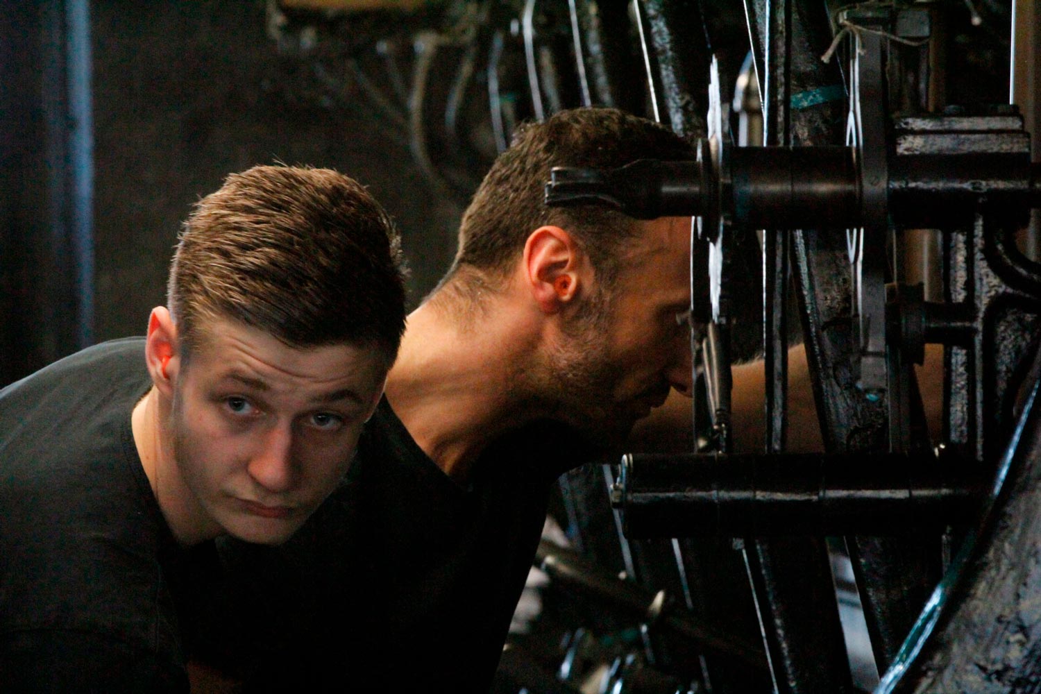 Der junge Arbeiter Matthieu arbeitet mit seinem Vater am Leavers Webstuhl in der Textilfabrik Codentel  Fotografie von Heiko Schäfer